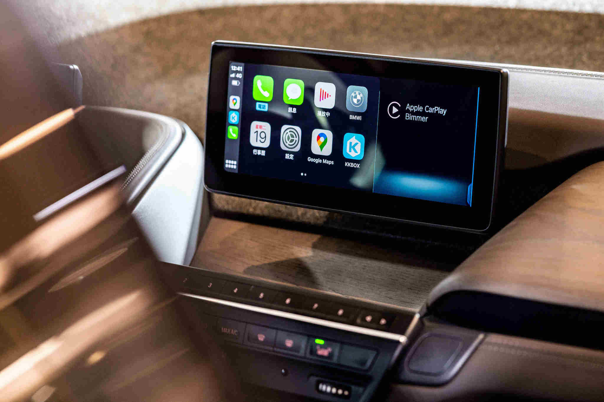 全新 BMW i3s Edition RoadStyle 特仕版標準配備的 Apple CarPlay 整合系統、智能衛星導航系統與旅程諮詢秘書等便利配備。