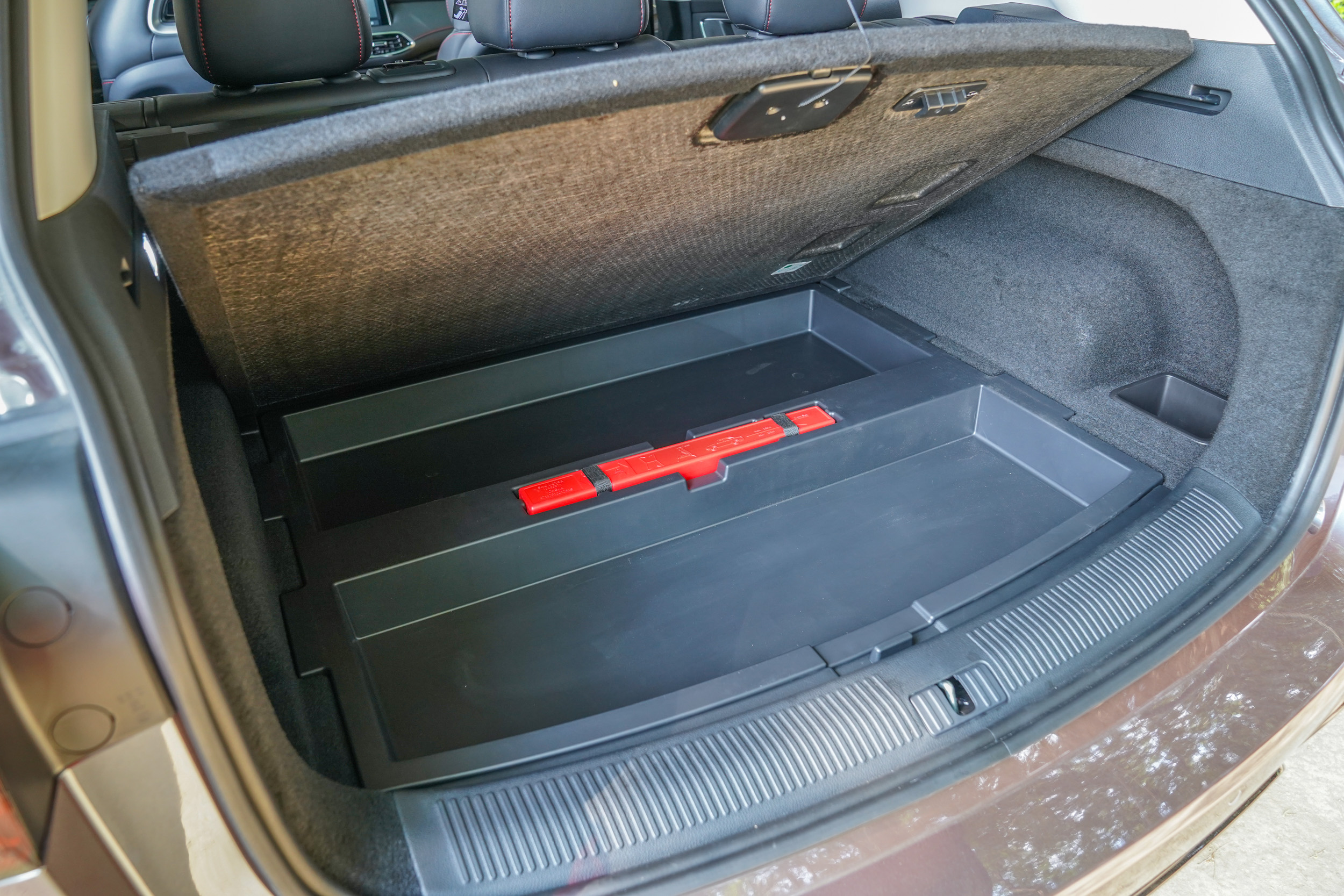 後廂隔板下另有相當實用的置物空間。