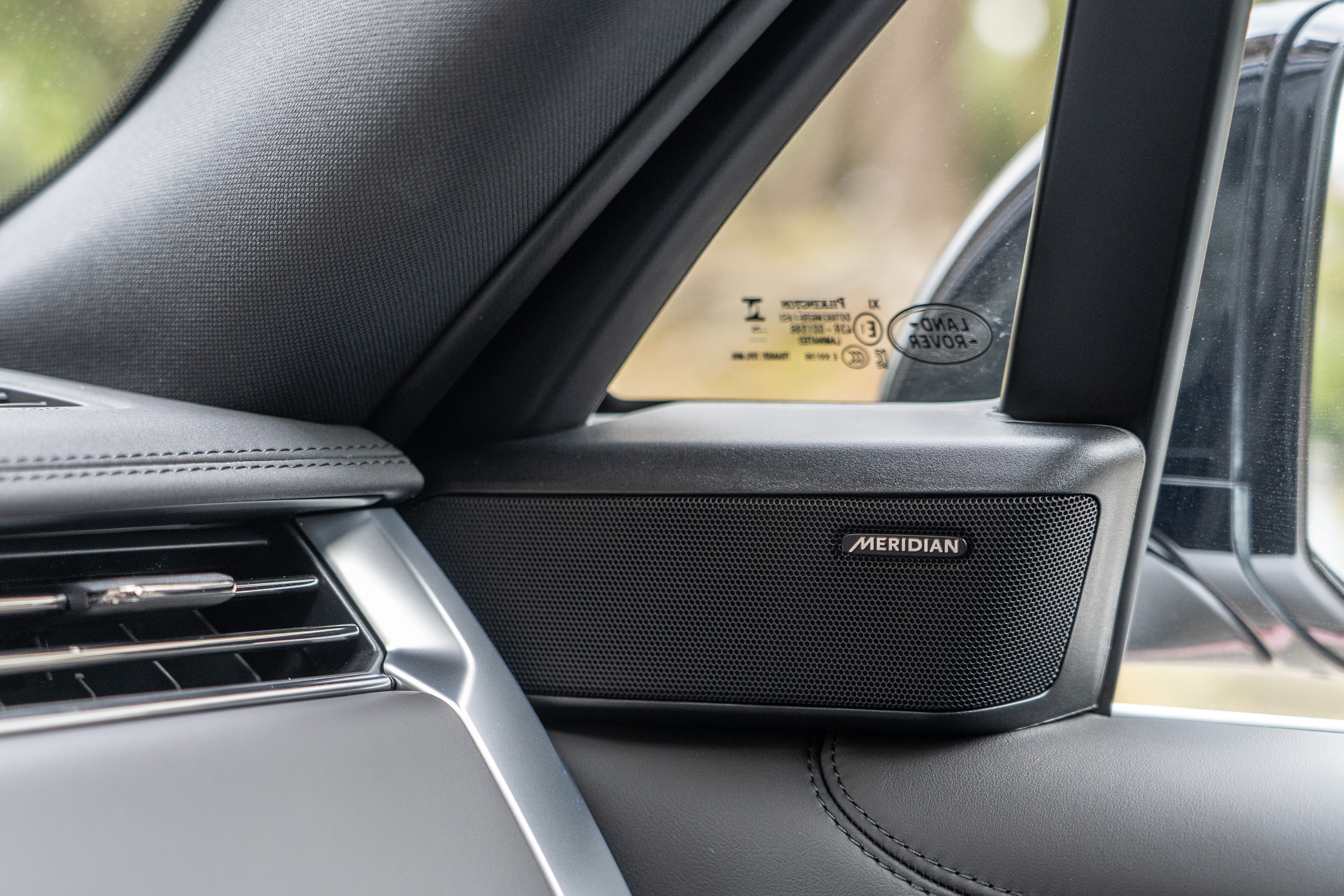 配備Meridian 400W音響規格。