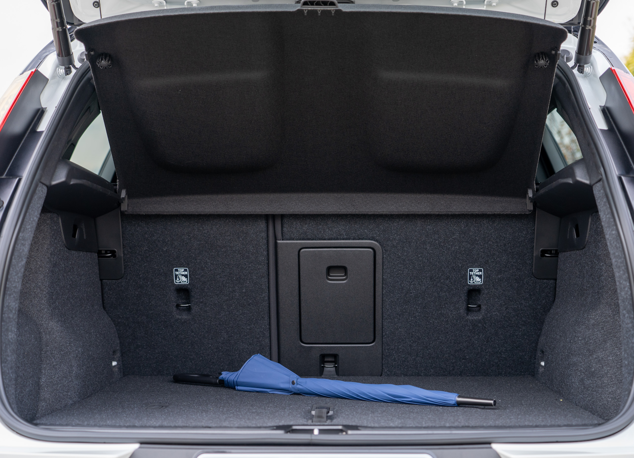 XC40 Recharge 除了供應 413 公升的後座置物容積,車頭也因為傳統引擎的取消而多出 31 公升的餘韻,這也是 CMA 平台所造就的優勢。