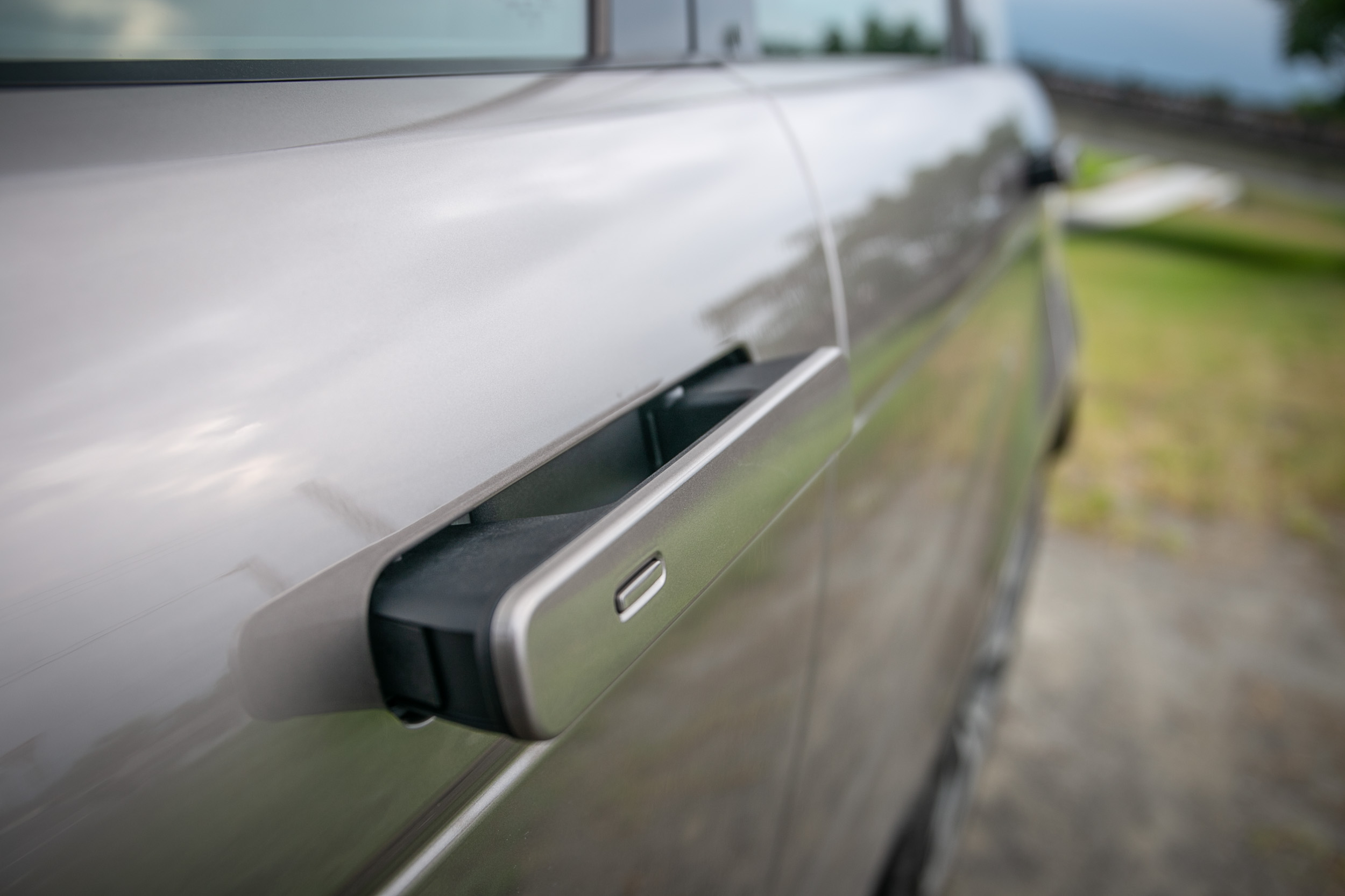 隱藏式車門讓整體造型更顯俐落。