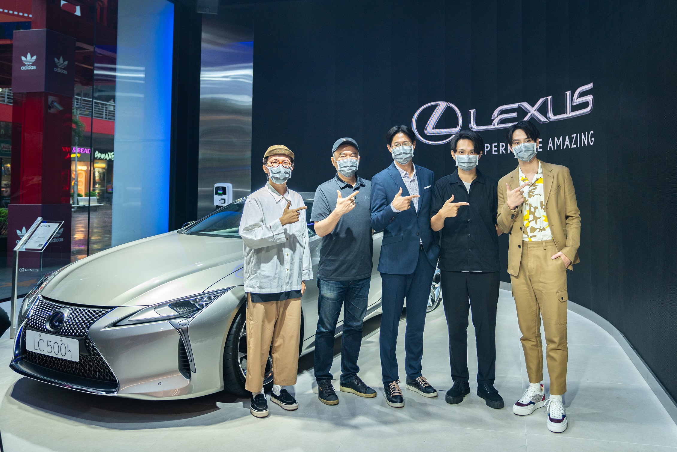 評審團合影(由左至右):郭憲聰總監、陳玉勳導演、和泰汽車 Lexus 車輛部王立仁經理、殷振豪導演、演員范少勳。