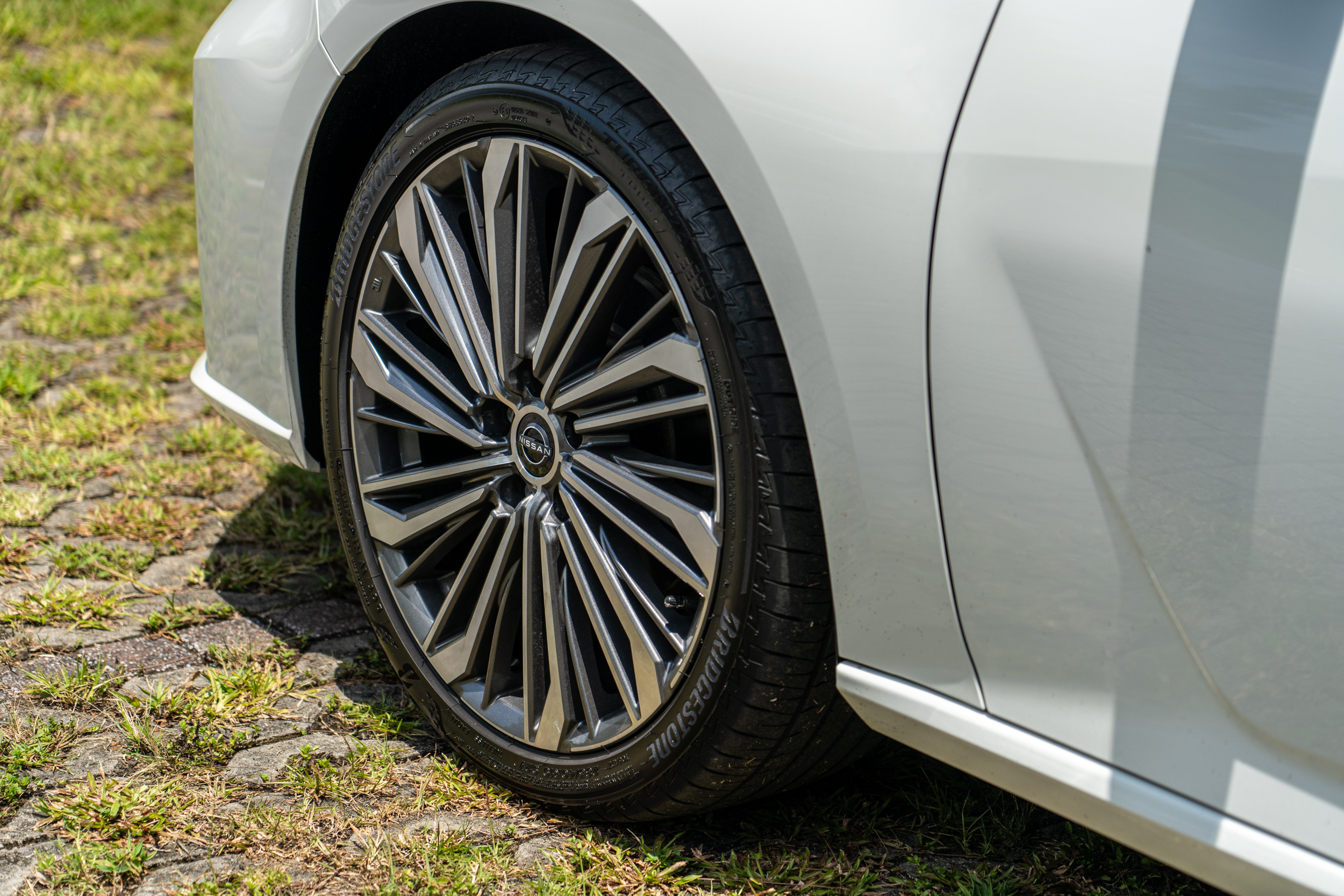 圈胎規格為 19 吋配置。