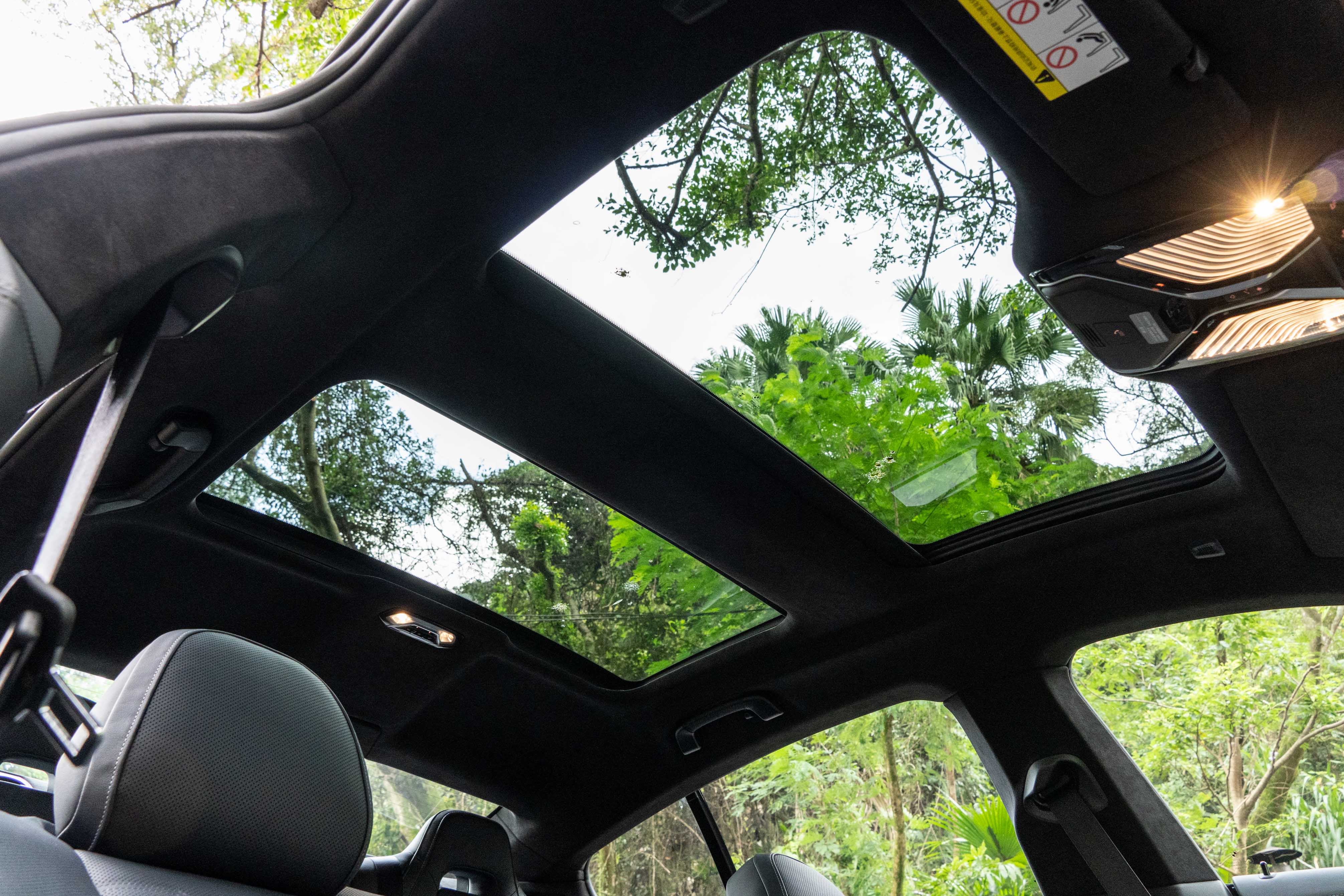 標配全景式電動天窗，採前後座獨立設計。試駕車選配麂皮黑色車內頂篷。