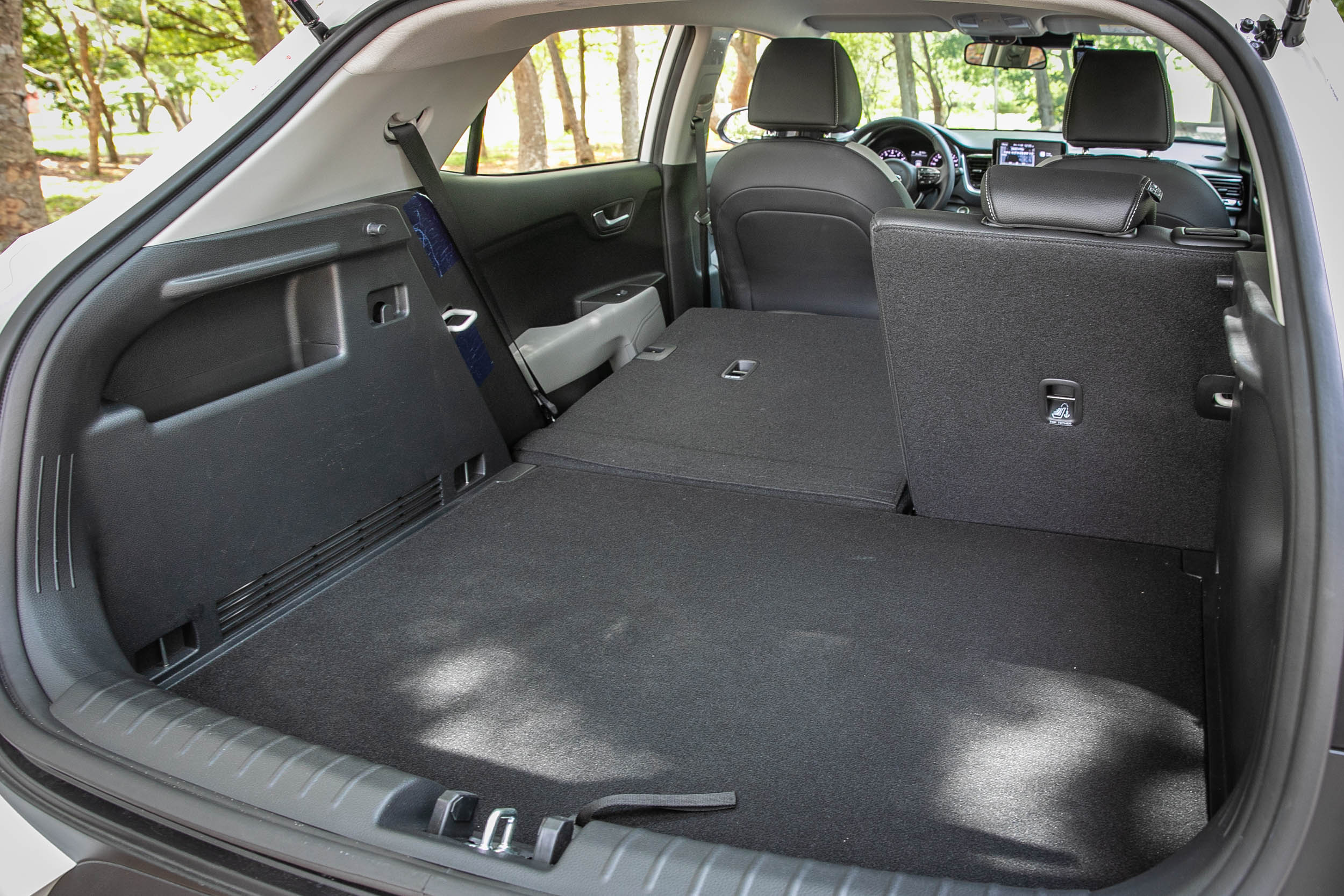 後座椅背傾倒後,置物空間可提升至 1,155 公升。