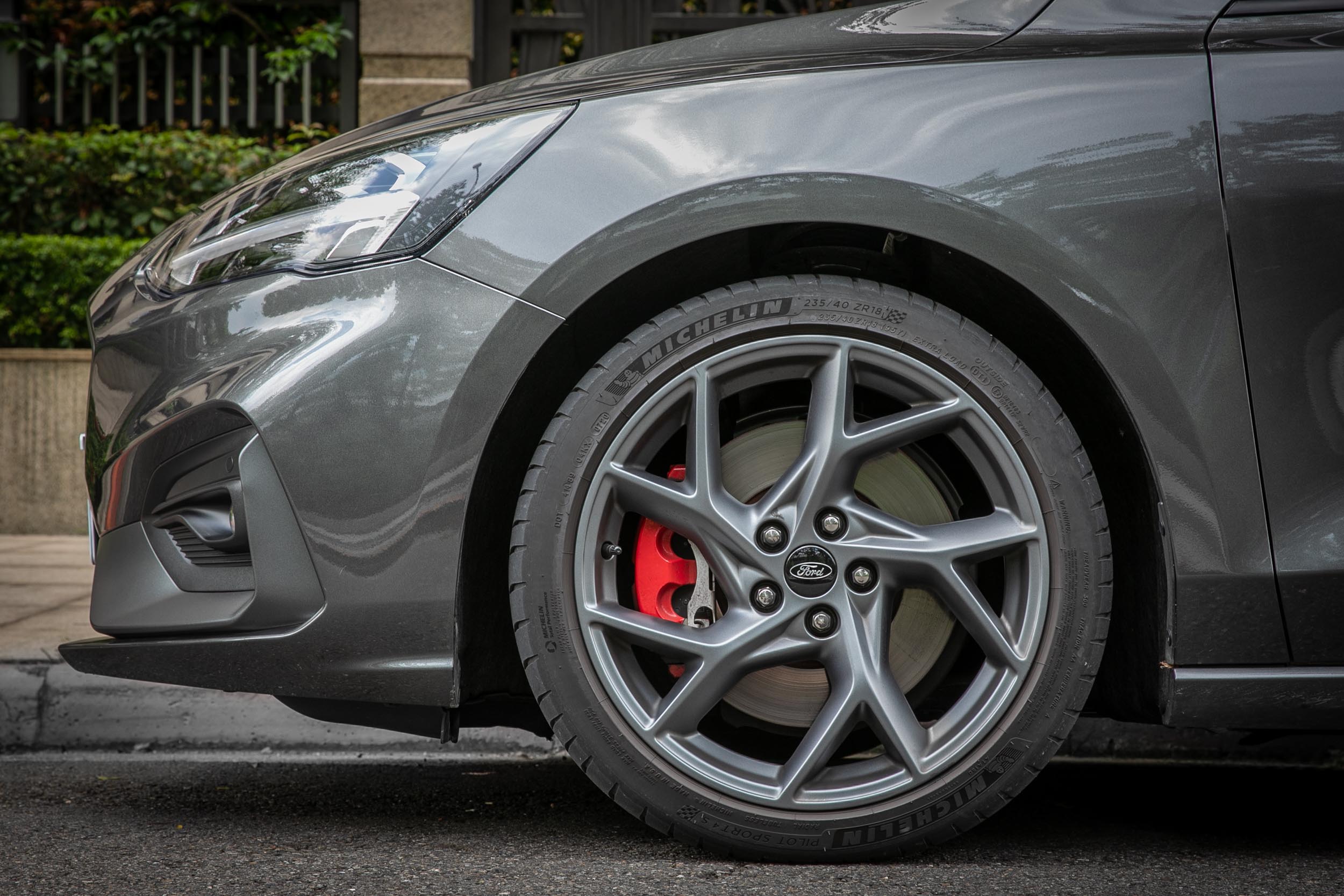 腳下的輪圈從 19 吋縮減至 18 吋，配胎都是 Michelin Pilot Sport 4S 性能胎，但尺碼從 235/35ZR19 改為 235/40ZR18。