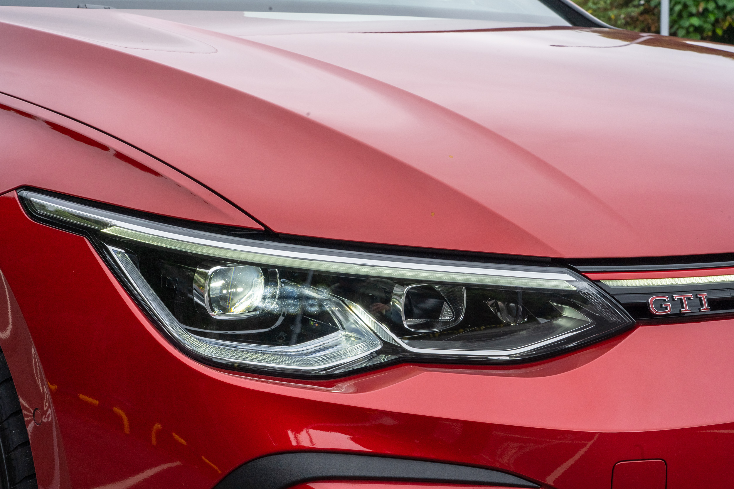 標配 LED 遠近光頭燈,配備有光感應自動啓閉功能。