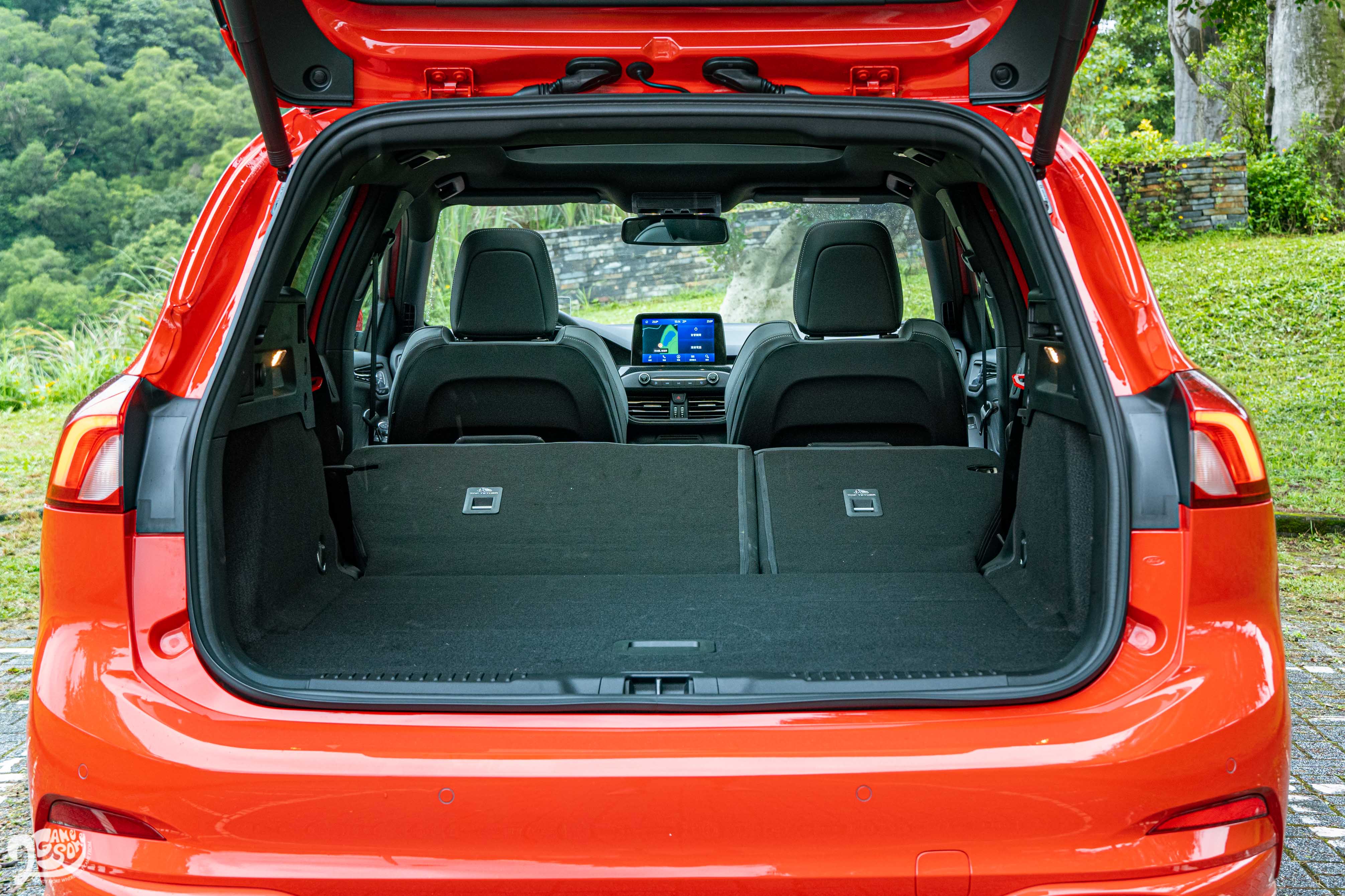 椅背全傾倒後更來到 1,576 公升。