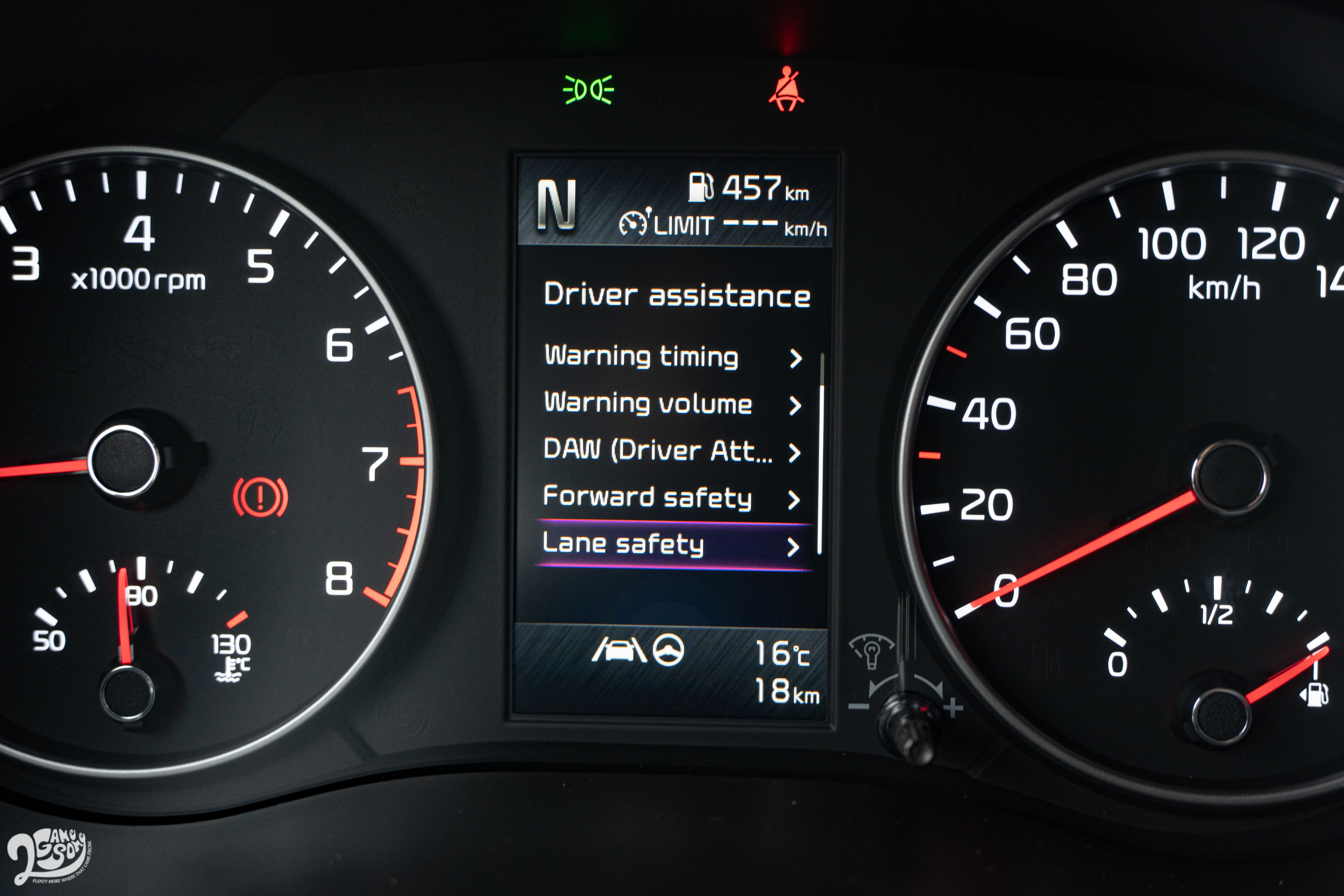 GT-Line 除了全車系標配的前方碰撞警示、前方主動煞車輔助系統，還給你可置中於車道的 LFA 全速域進階型車道維持輔助系統。