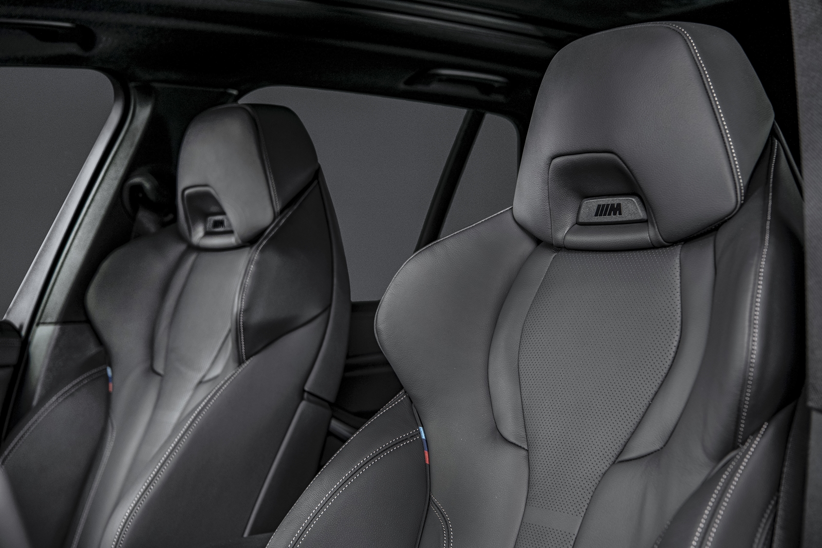 BMW X5 Dark Knight曜黑版配備 Vernasca真皮內裝、M雙前座跑車座椅及雙前座加熱座椅。