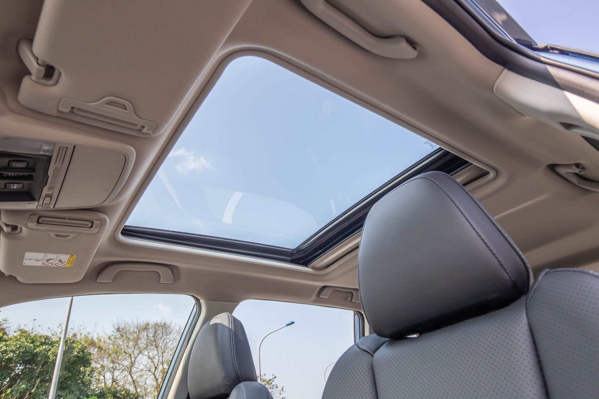 電動玻璃天窗為 Forester 2.0i-S Eyesight 車型標配。