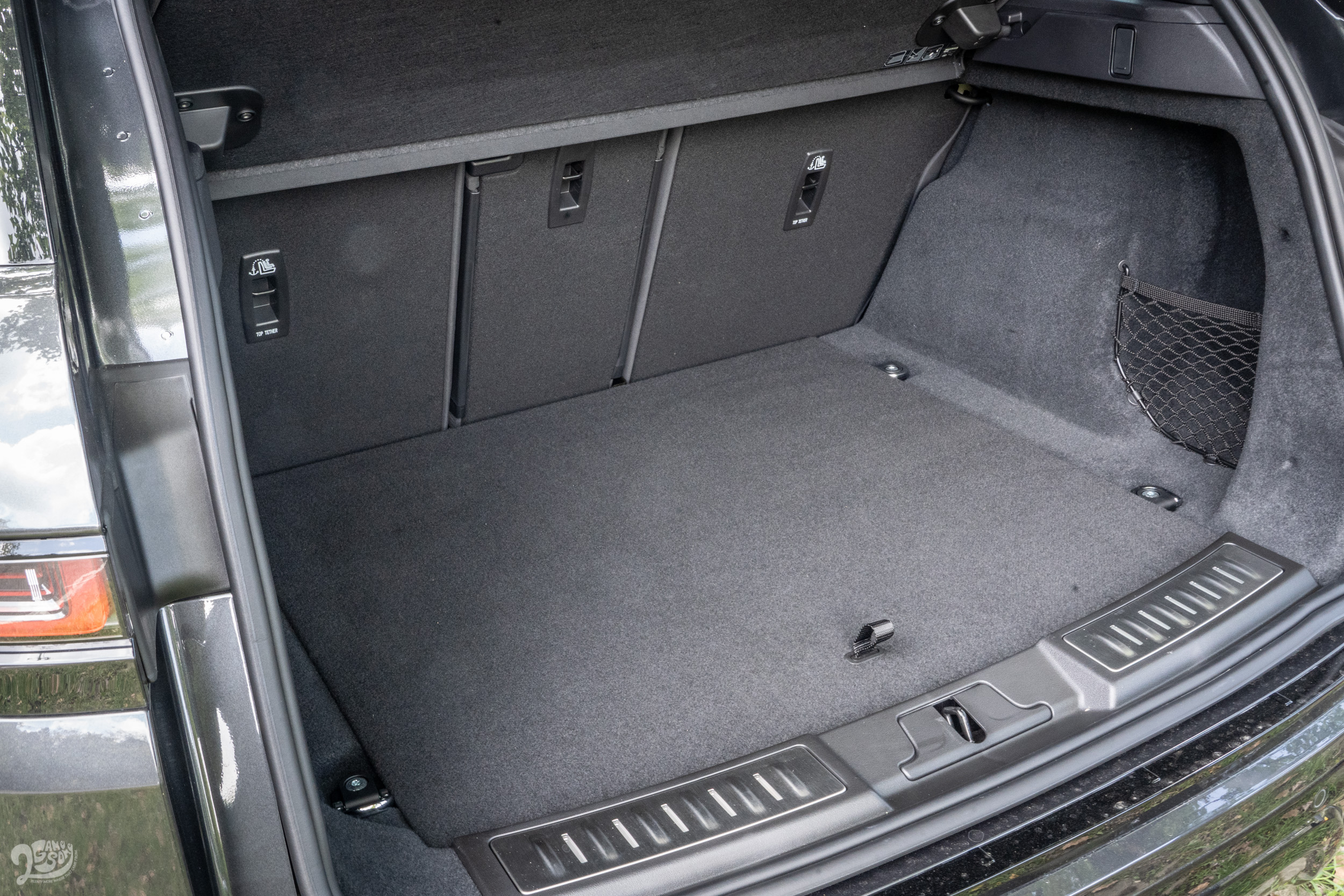 後廂置物容積為 472 公升,也可透過後座椅背傾倒加大置物機能。