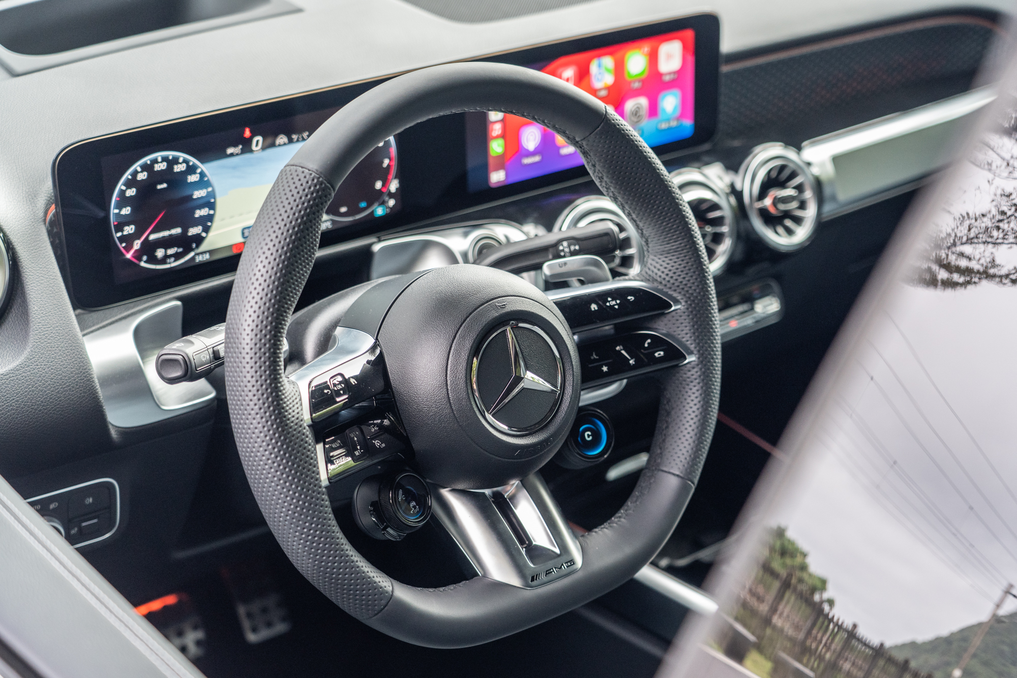 Nappa皮革的平底跑車方向盤，並將懸吊、電子操控系統與動態模式調整介面整合於方向盤左右兩側下方按鍵中。