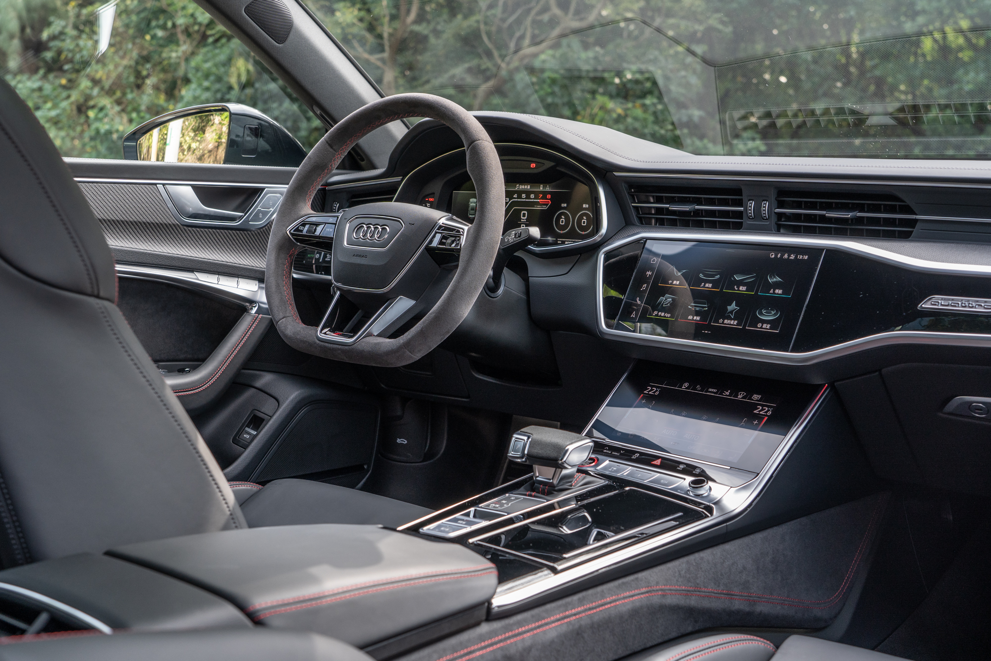 與外觀相呼應的座艙風格,同樣以剛直俐落線條為主。