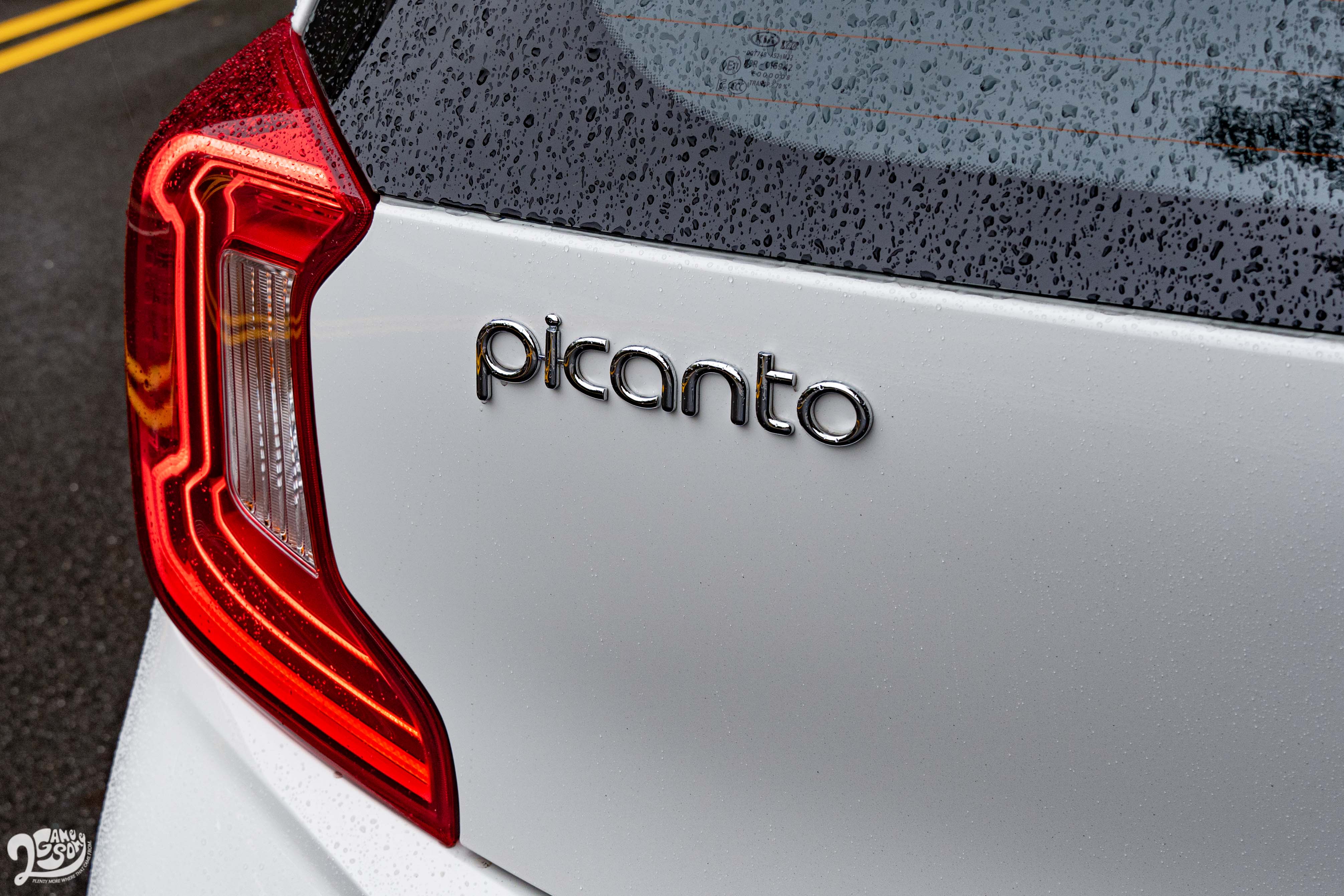小改款 KIA Picanto 分四車型，1.2 繽紛版 54.9 萬元、1.2 都會版 58.9 萬元、1.2 X-Line 62.9 萬元、1.2 GT-Line 64.9 萬元。