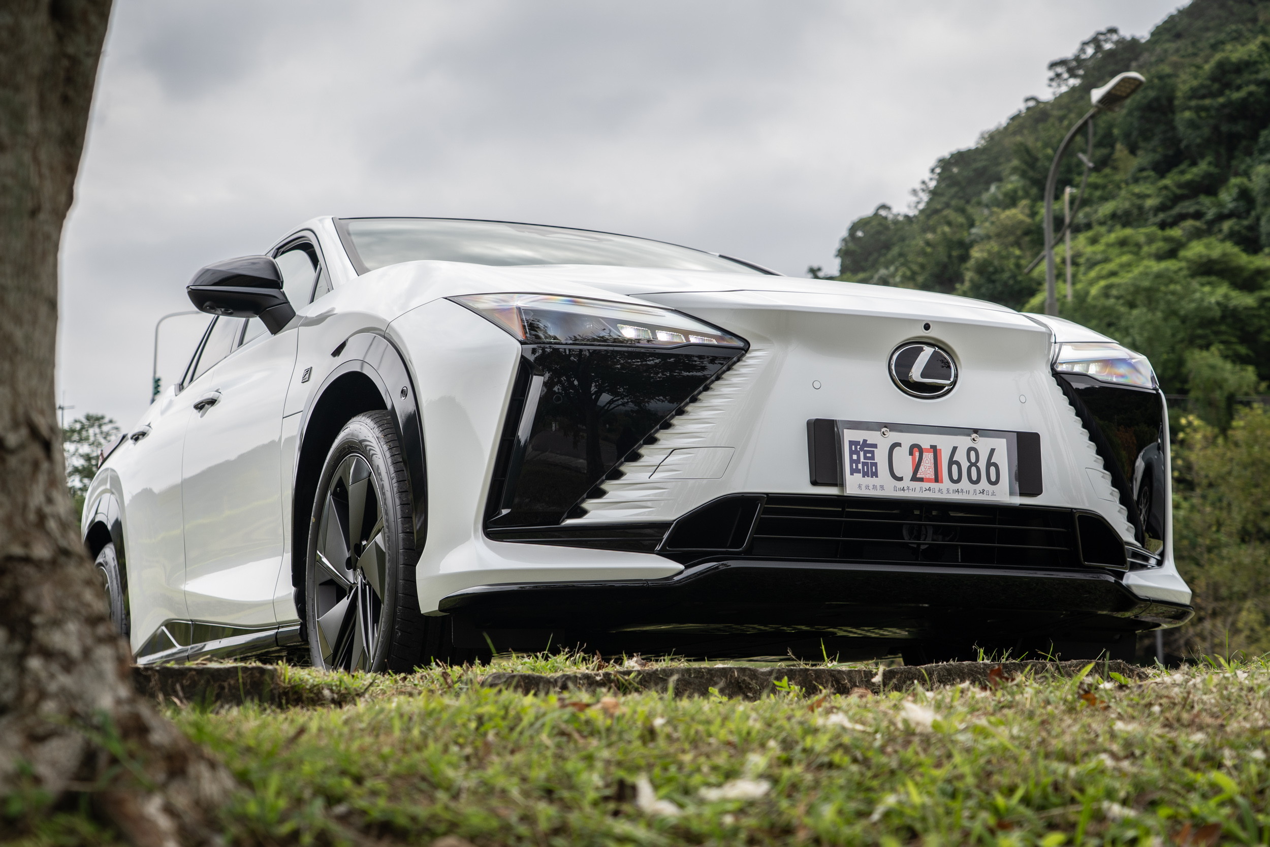 Lexus RZ首度導入F Sport車型，全車外觀加諸許多專屬空力套件。