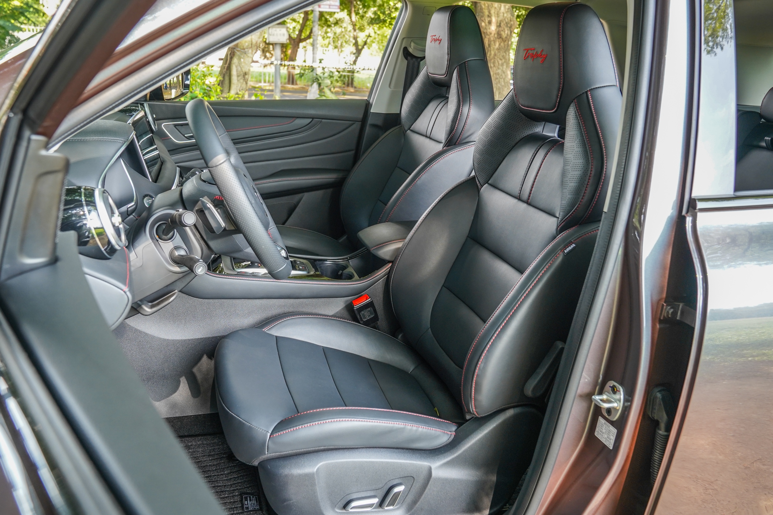 前座配置一體式跑車化座椅。