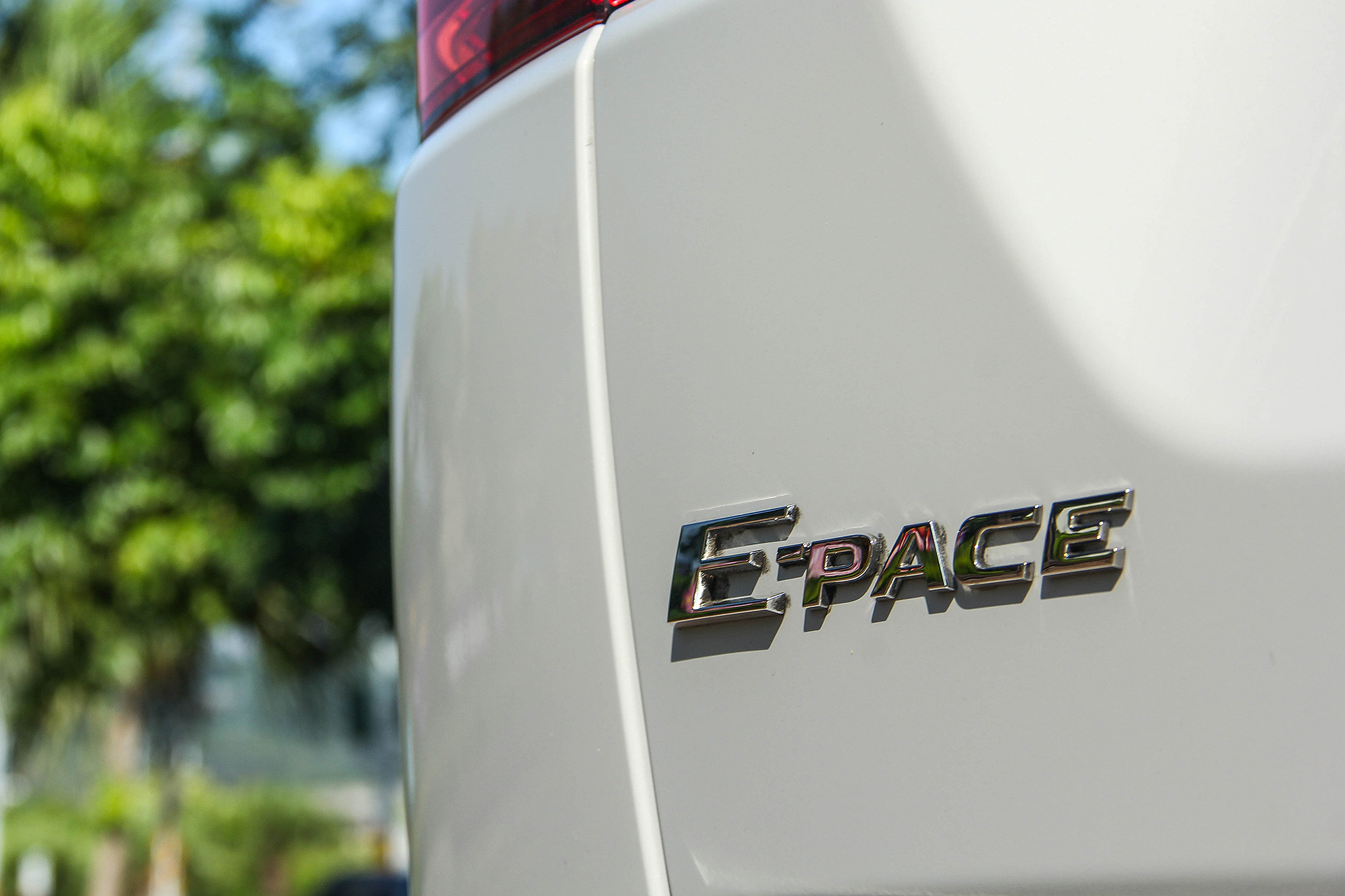 回顧 E-Pace 初入台之際，雖然有優美的線條與多元的車型選擇，卻少了一些可以更有力說服買家的理由。