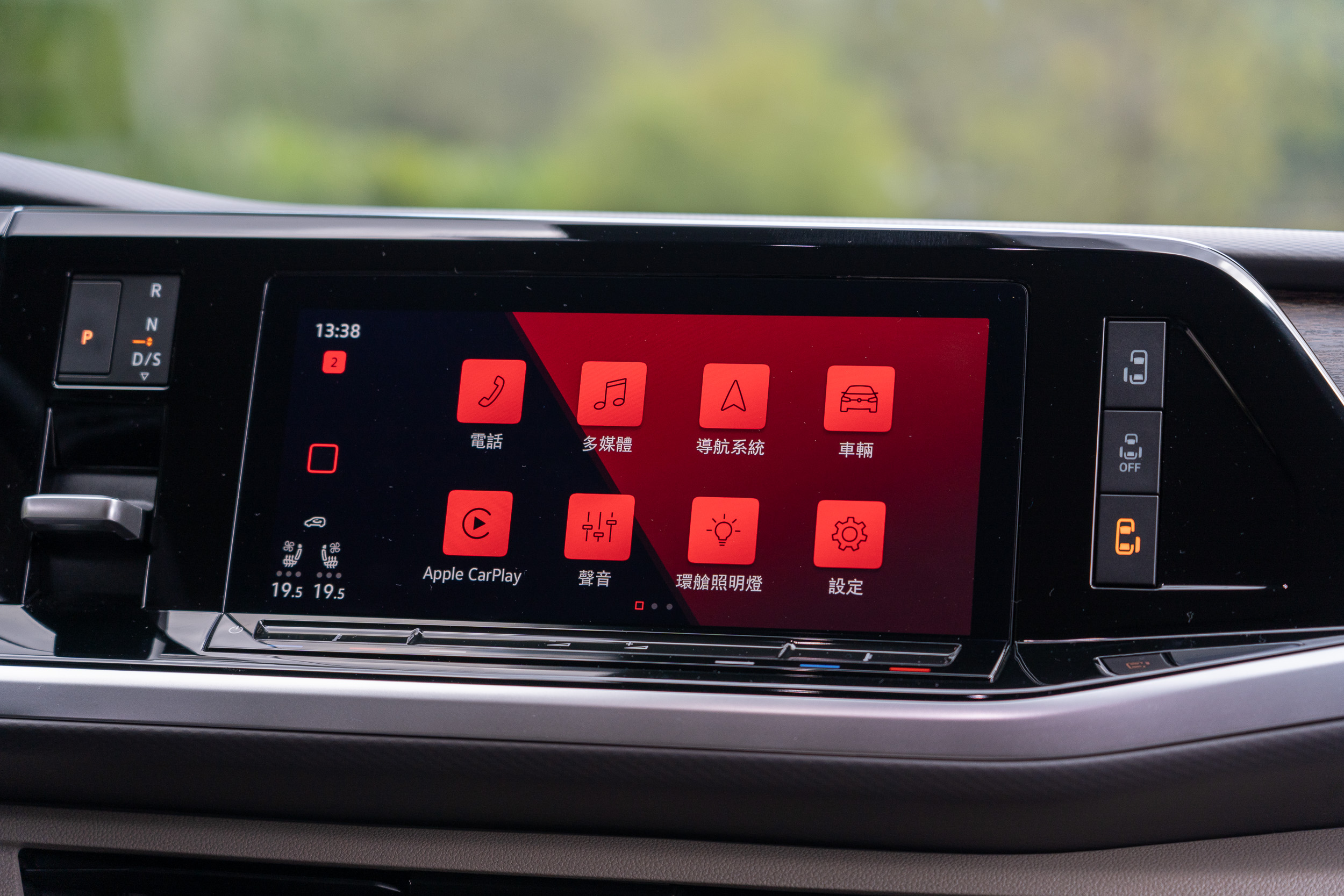 Discover Pro 10 吋多媒體觸控螢幕亦為標配，只是，本車採用的鋪面材質為霧面。