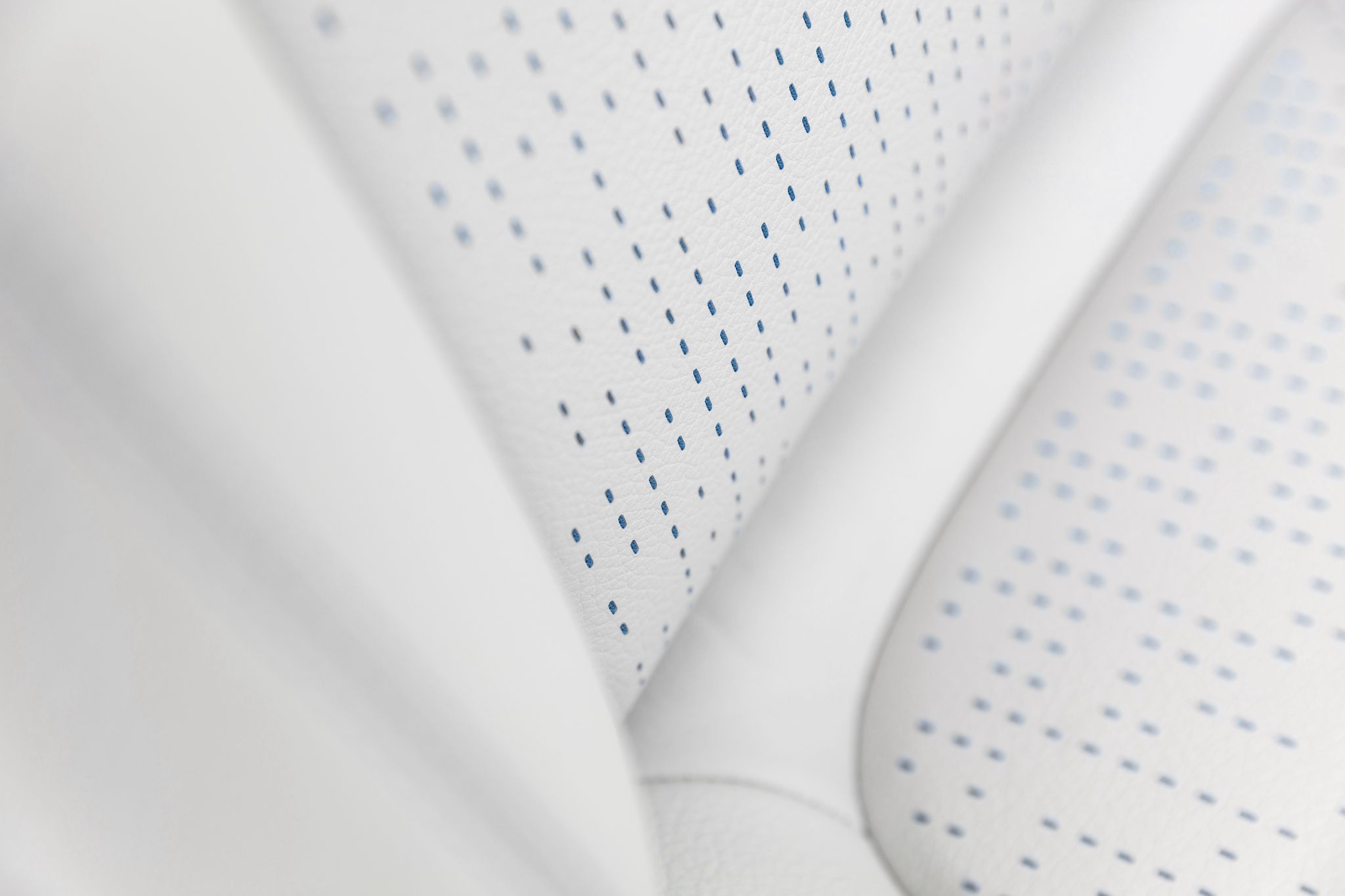 Edition 1 首發版本透氣皮椅，透過打孔設計可看到下層的藍色布料。