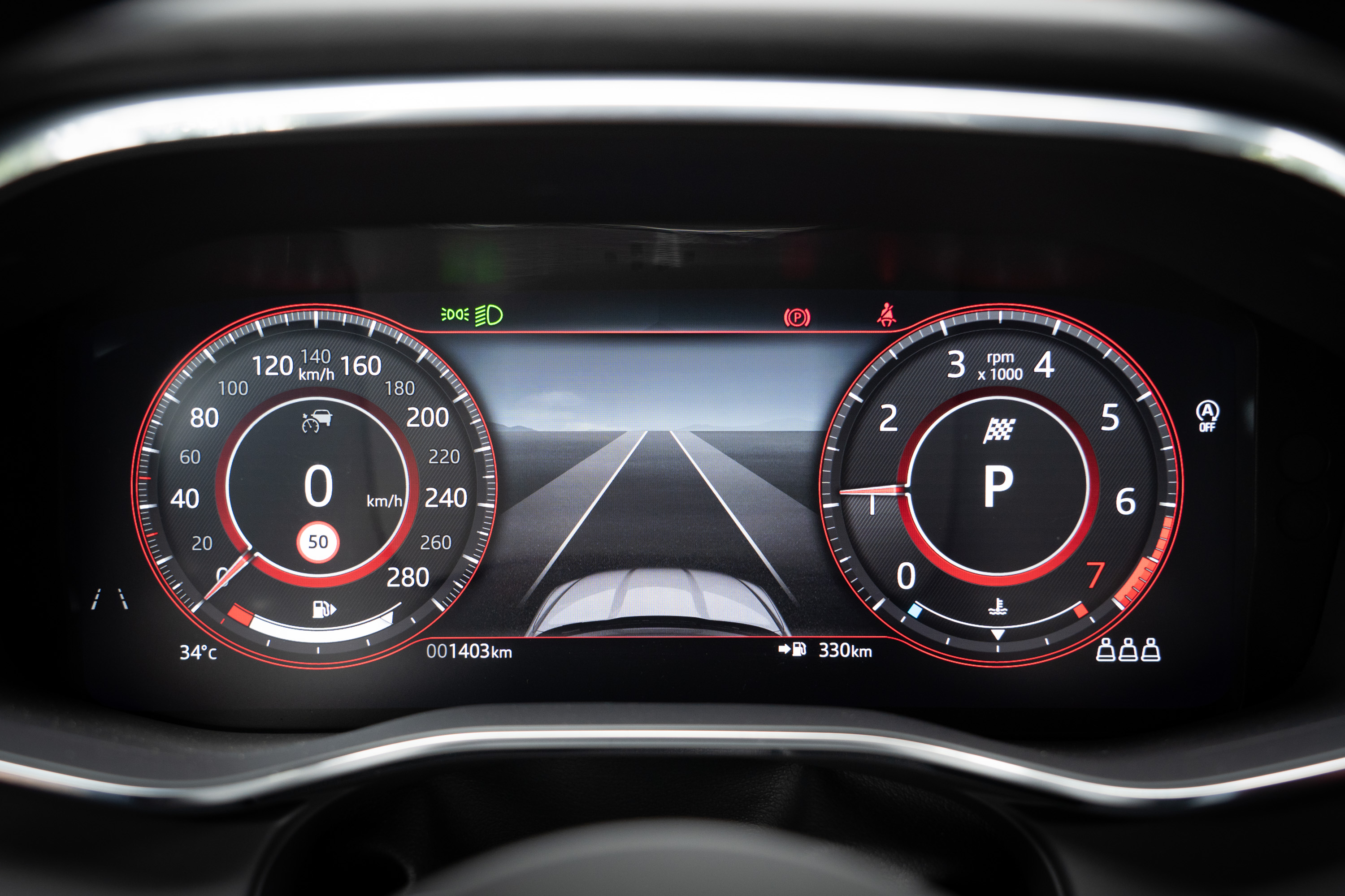 12.3 吋的全數位化儀表會依照 JaguarDrive Control 行車模式切換而改變呈現設計。