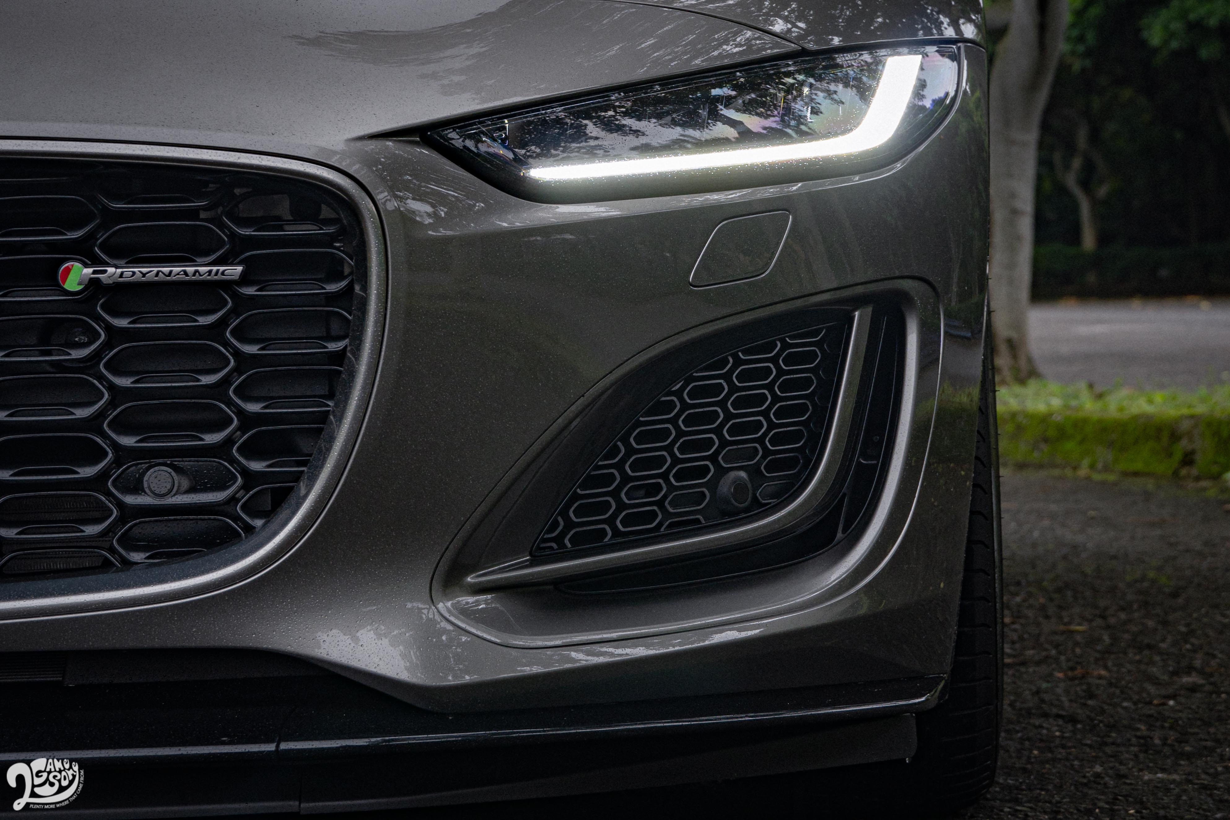 細長的頭燈造型搭配兩側氣壩設計,讓車頭視覺重心更往下沉。