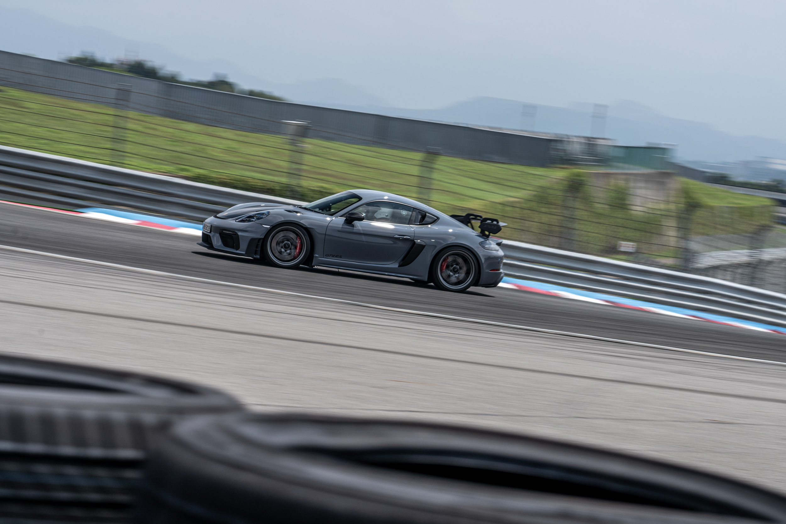 前後軸仍是前麥花臣與多連桿的配置,但因車身重心的改變,那輕盈且精準的方向盤手感與911 GT3有著高度的共通性。