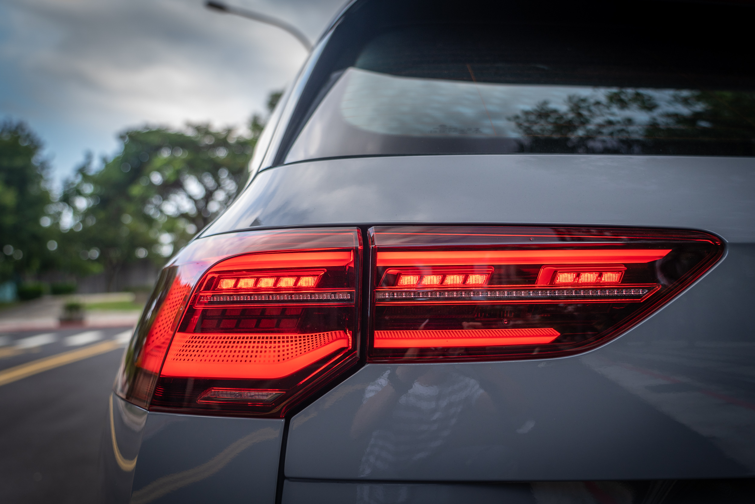 尾燈同樣為 LED 規格,並有動態轉向指示燈設計。