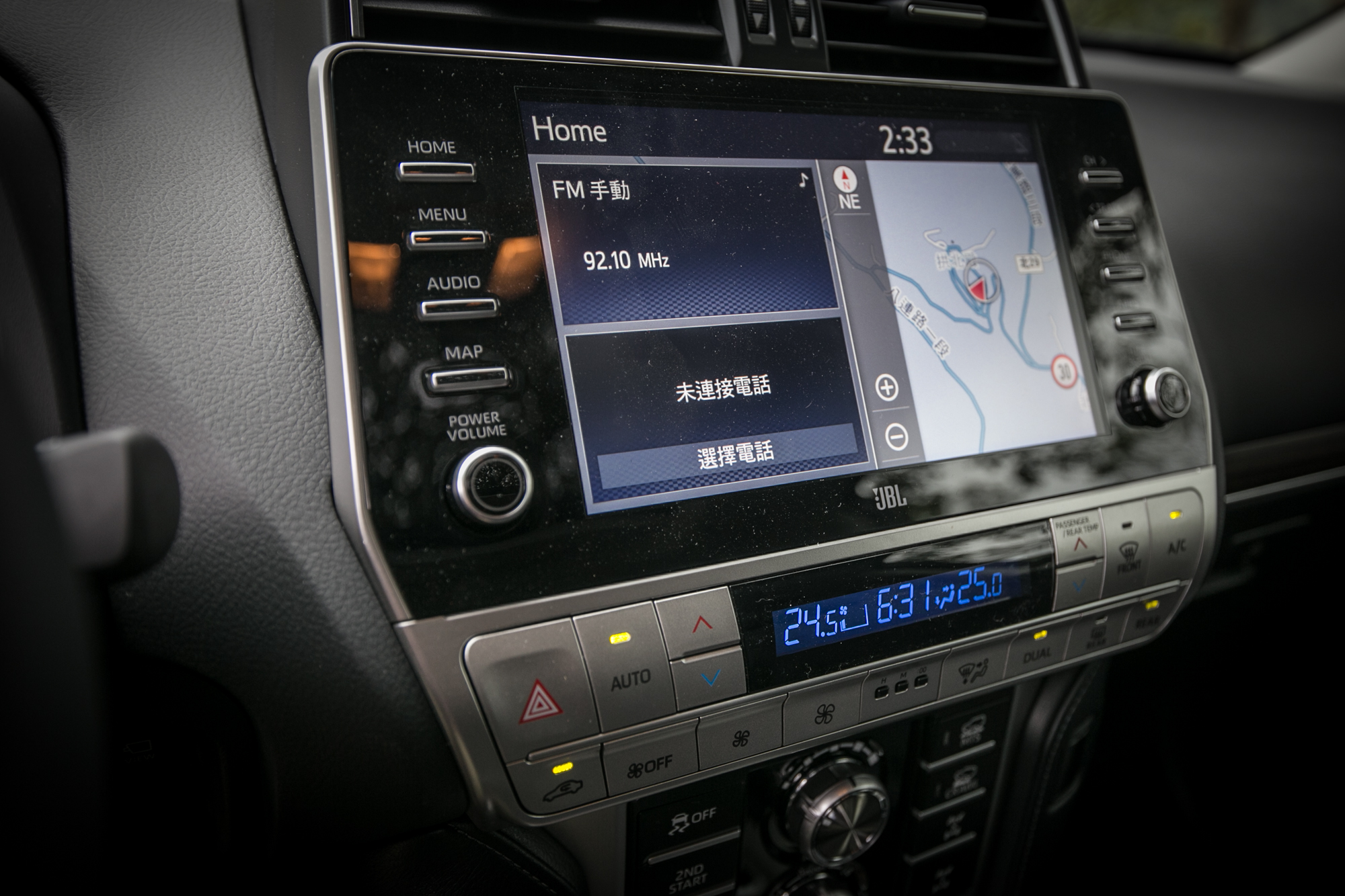 9 吋觸控式導航影音主機附有 Apple CarPlay/Android Auto 智慧型手機連結功能，並配備 JBL 14 具揚聲器立體環繞音效。