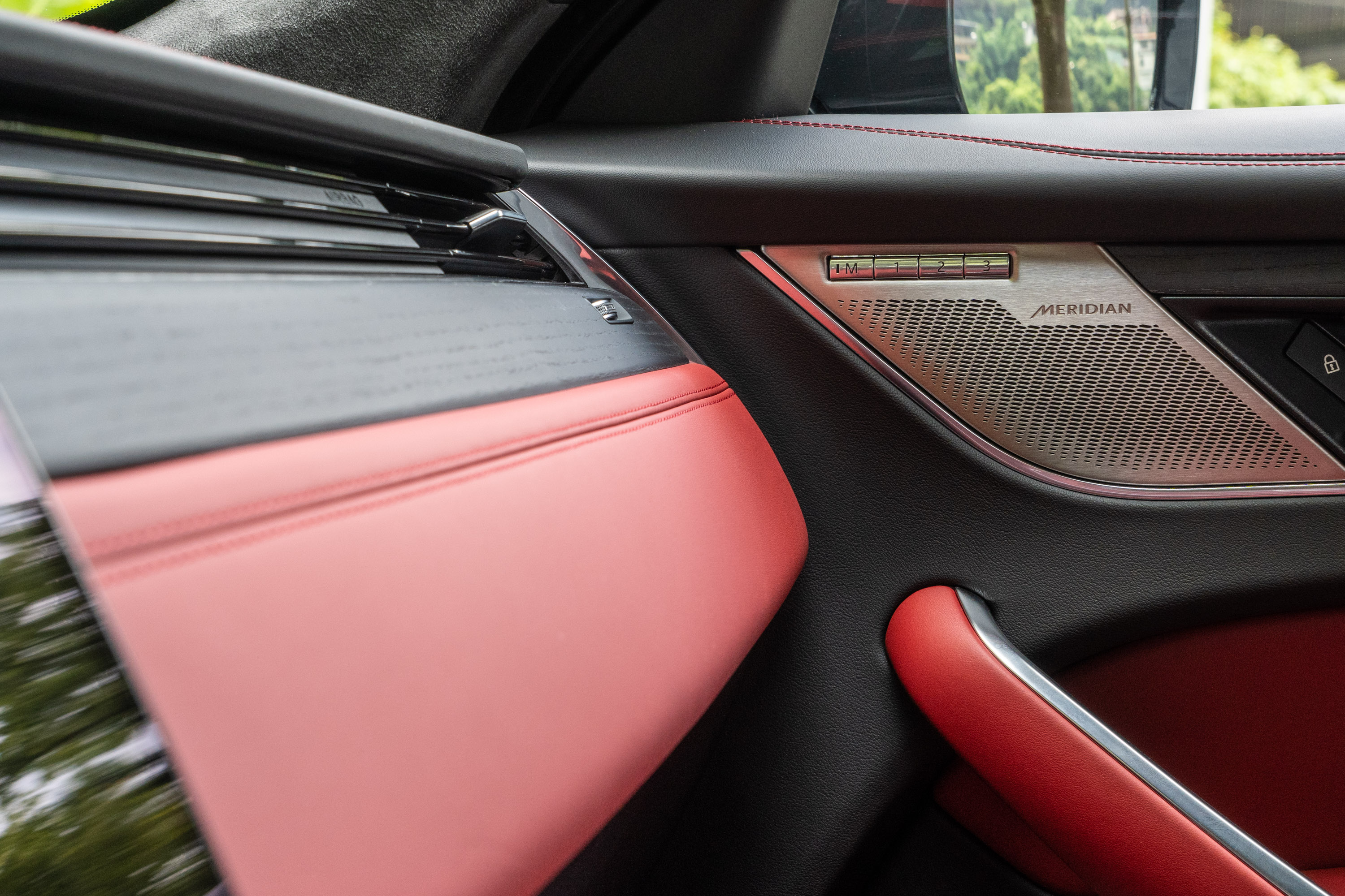 標配的 Meridian 400W 音響系統,加諸了主動降噪技術,可針對行路雜音進行主動抑制,讓車內寧靜表現更上層樓。