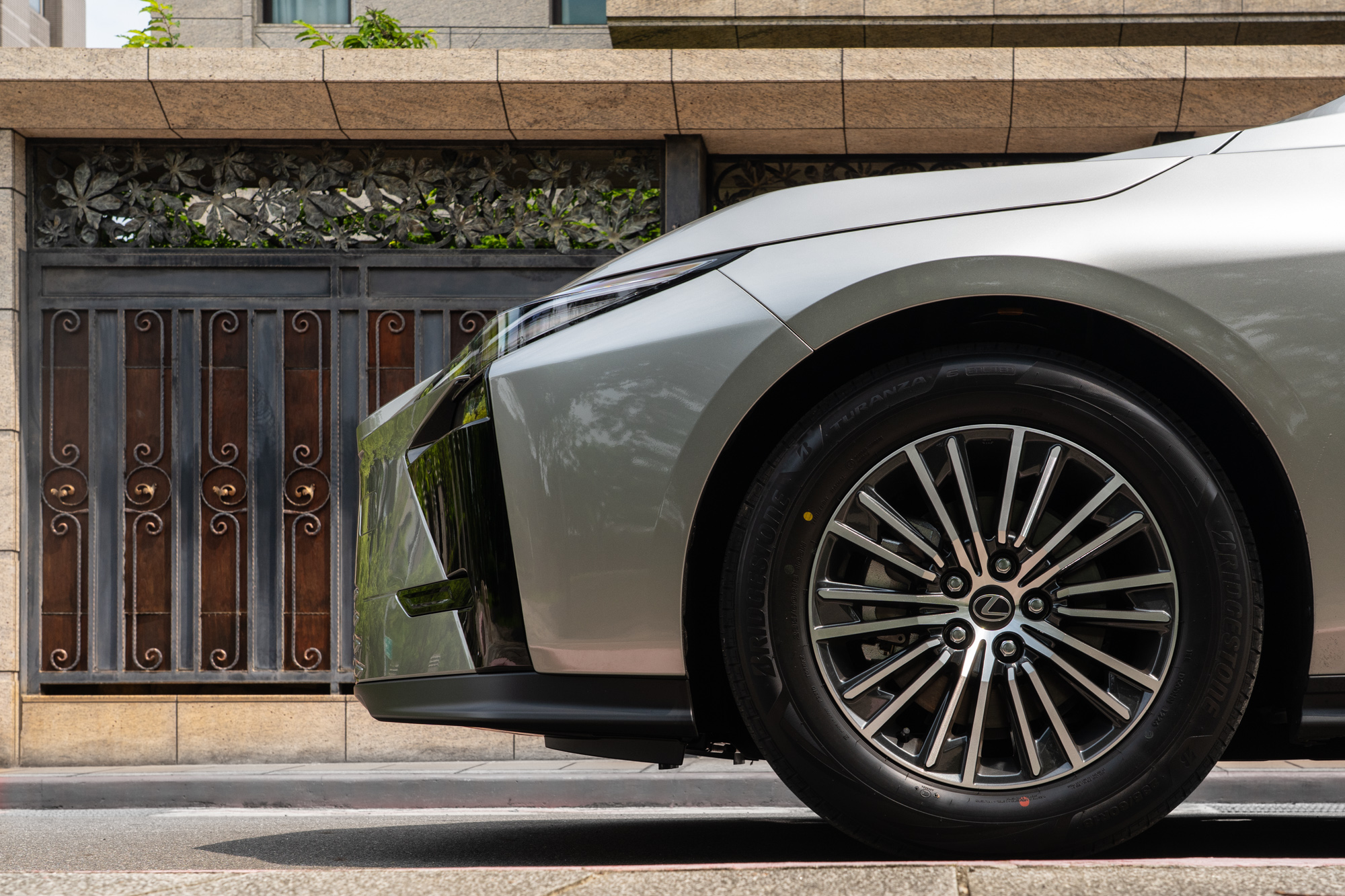 Lexus新世代ES 300h頂級版搭載18吋多幅式鋁圈。