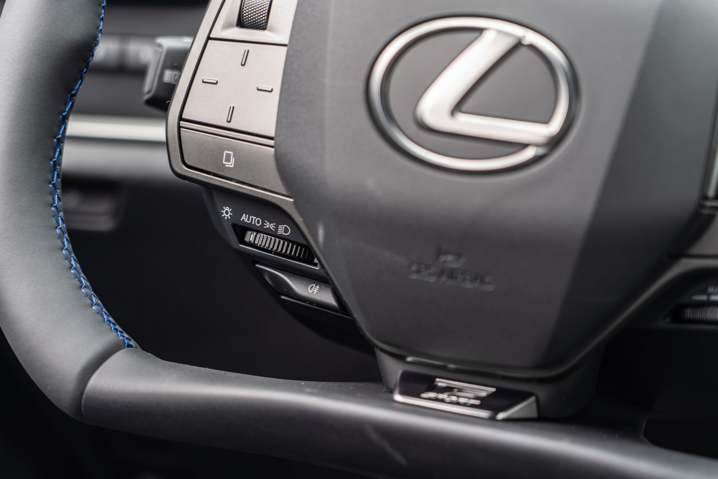 大燈開關位於方向盤左下處。