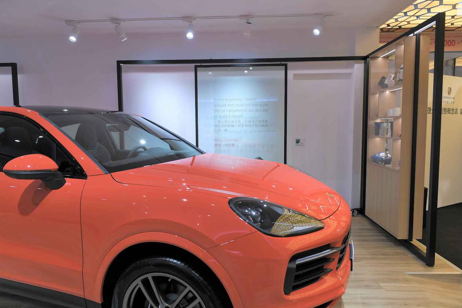Porsche NOW Tainan 概念店現場展出 Macan﹙邁阿密藍﹚與 Cayenne Coupé﹙熔岩橘﹚。
