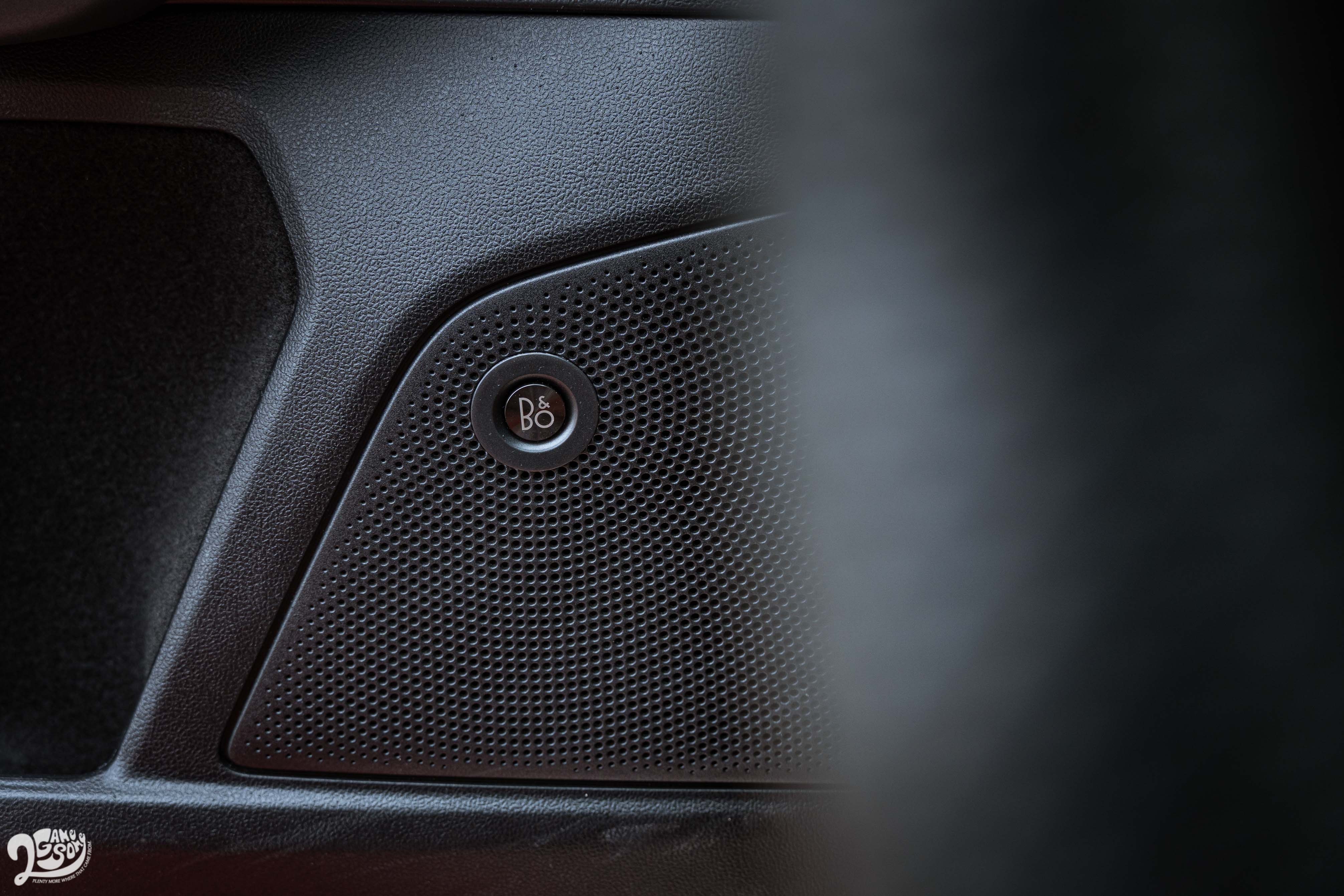 標配 B&O 重低音環艙音響系統。