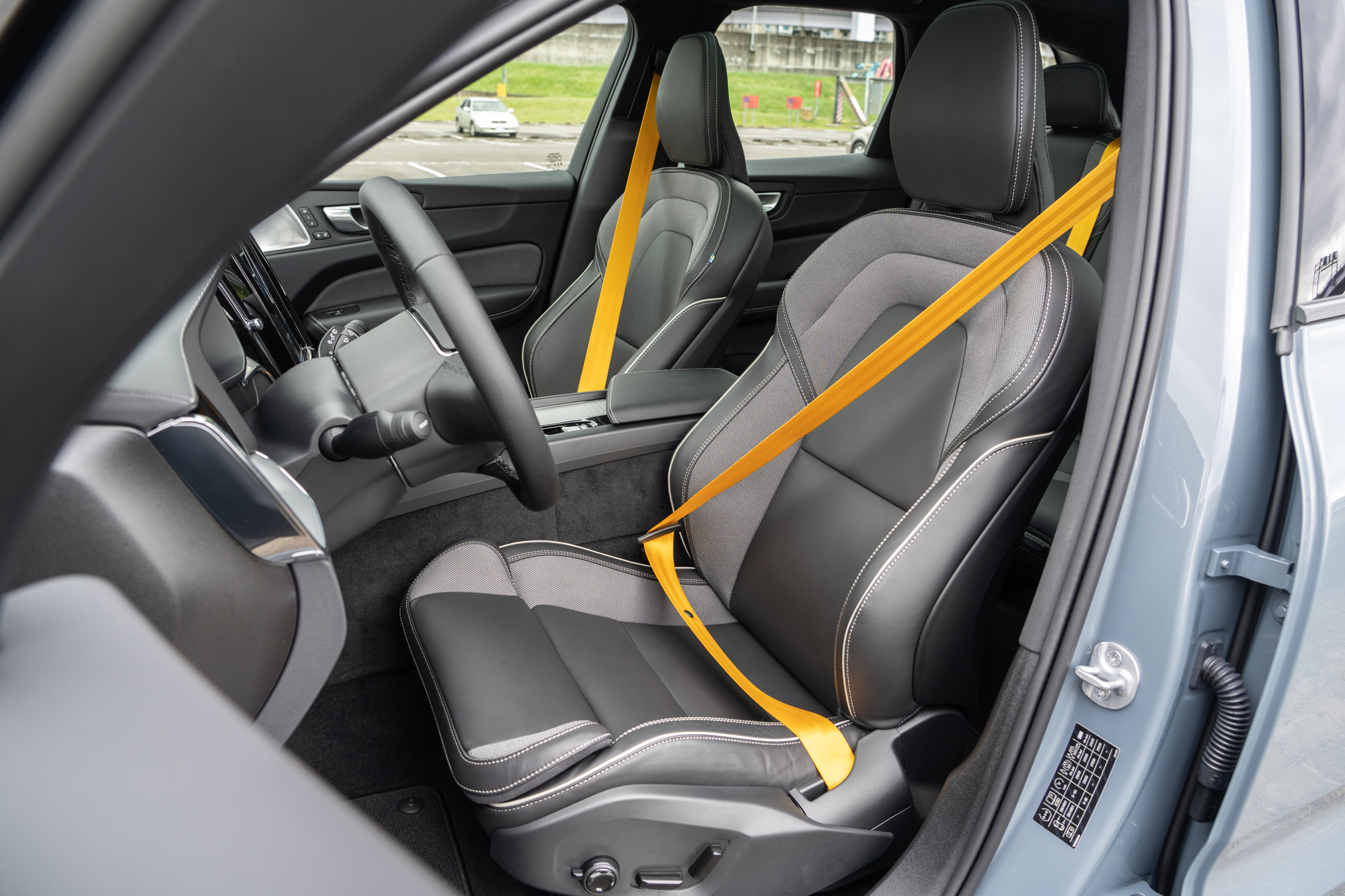 前座兩只Nappa皮革與運動織布包覆的跑車座椅搭配亮黃色安全帶設計。