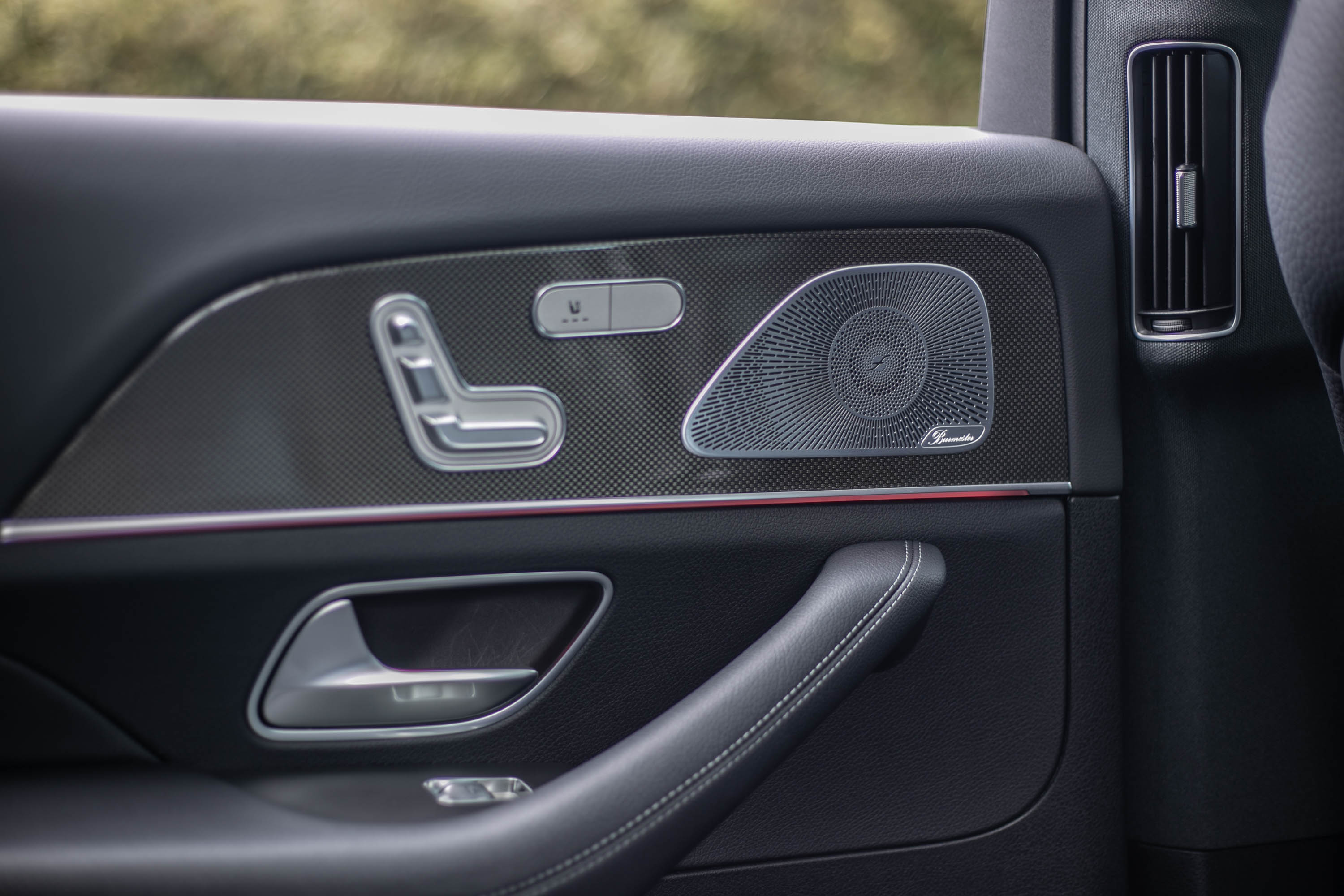 第二排座椅也是電動調整機制,也具備加熱功能。