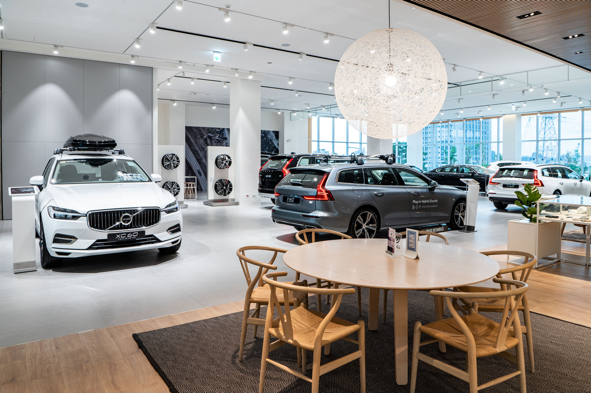 挑高 4.5 米的一樓展示空間設置 4 款展示車。