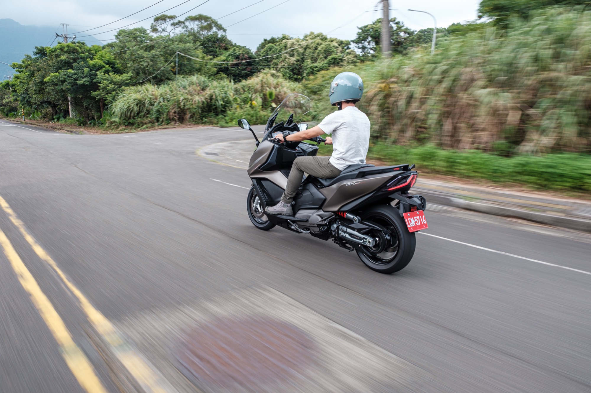 大羊的本質就是要方便,但 AK 550 Premium 也兼具了運動性能。