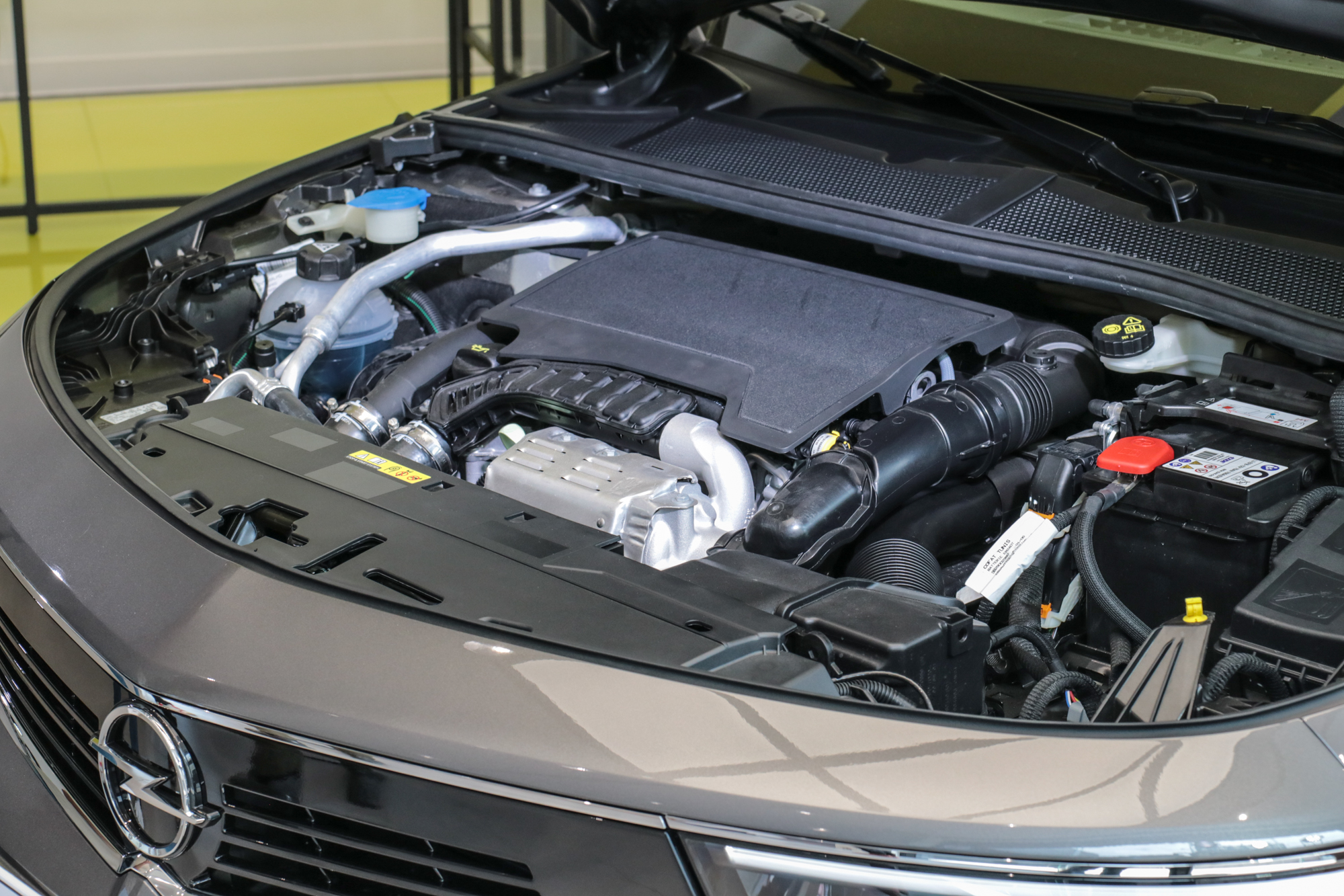 搭載與 Mokka、Grandland 相同的 PURETECH 1.2 升渦輪增壓直列三缸汽油引擎。