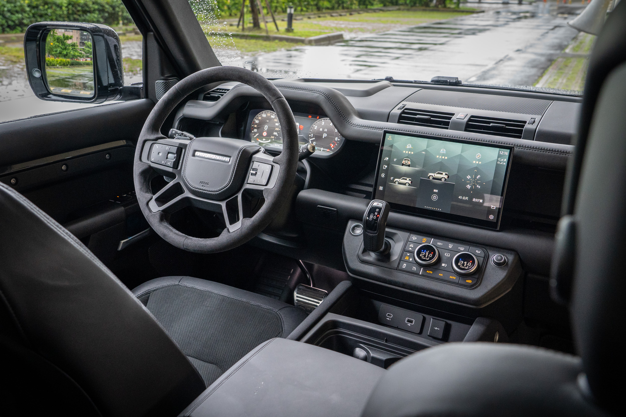 內裝以檀木黑溫莎皮革搭配類麂皮包覆。