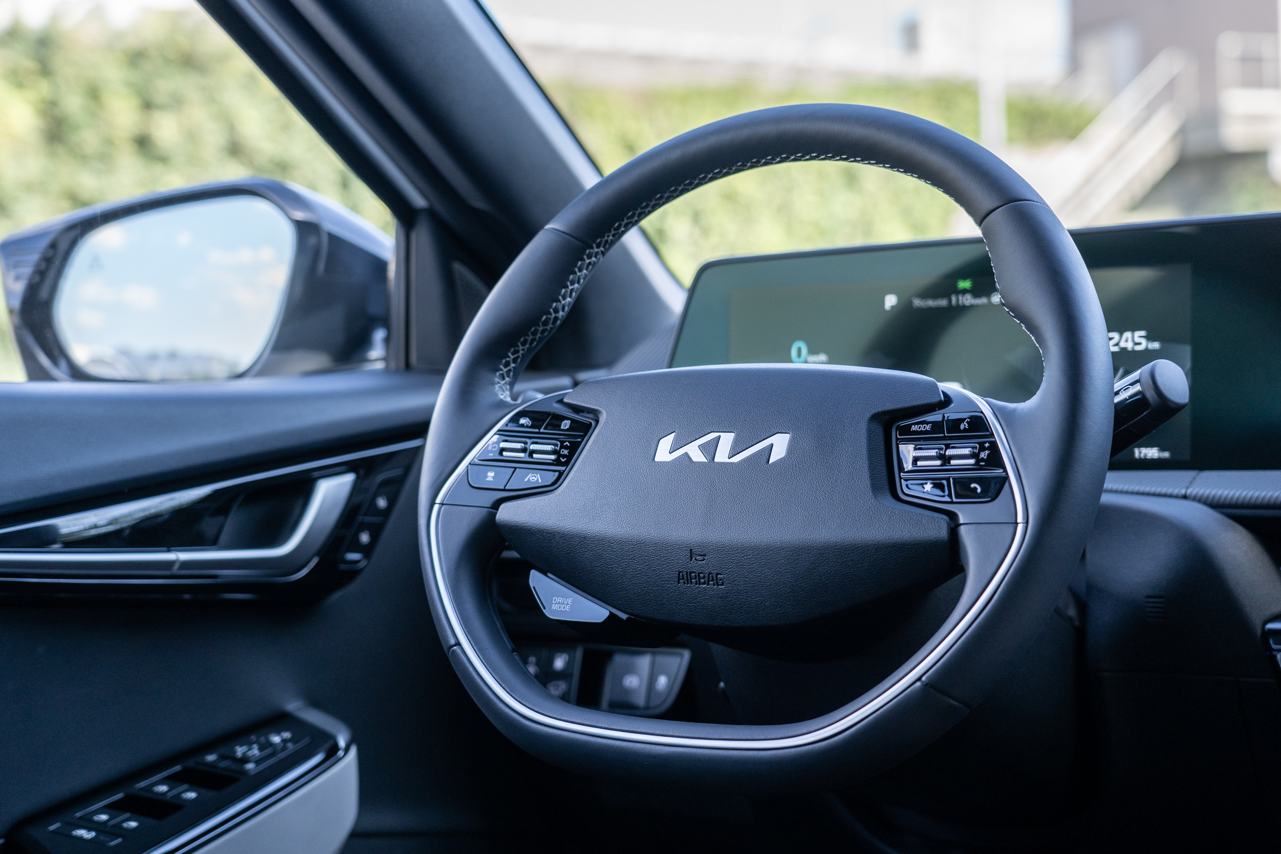 方向盤出乎意料地採用了較為復古的設計,左方主控 Level 2 半自動駕駛輔助系統,右方則為娛樂系統的基本操作,而左下角可快速切換駕駛模式。