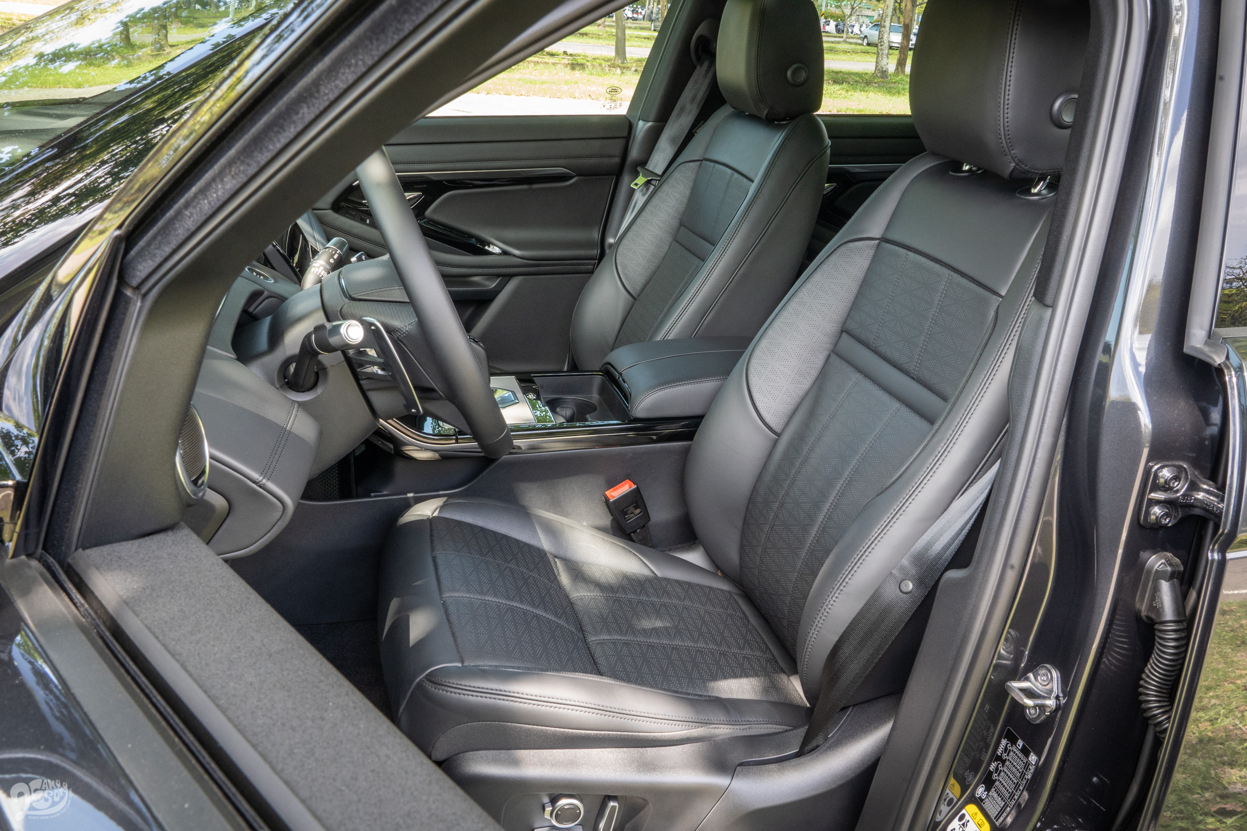 以溫莎皮革座椅鋪陳的座椅與前座 14 向電動調整含駕駛座記憶功能都只有試乘車專屬,未來不可選配。