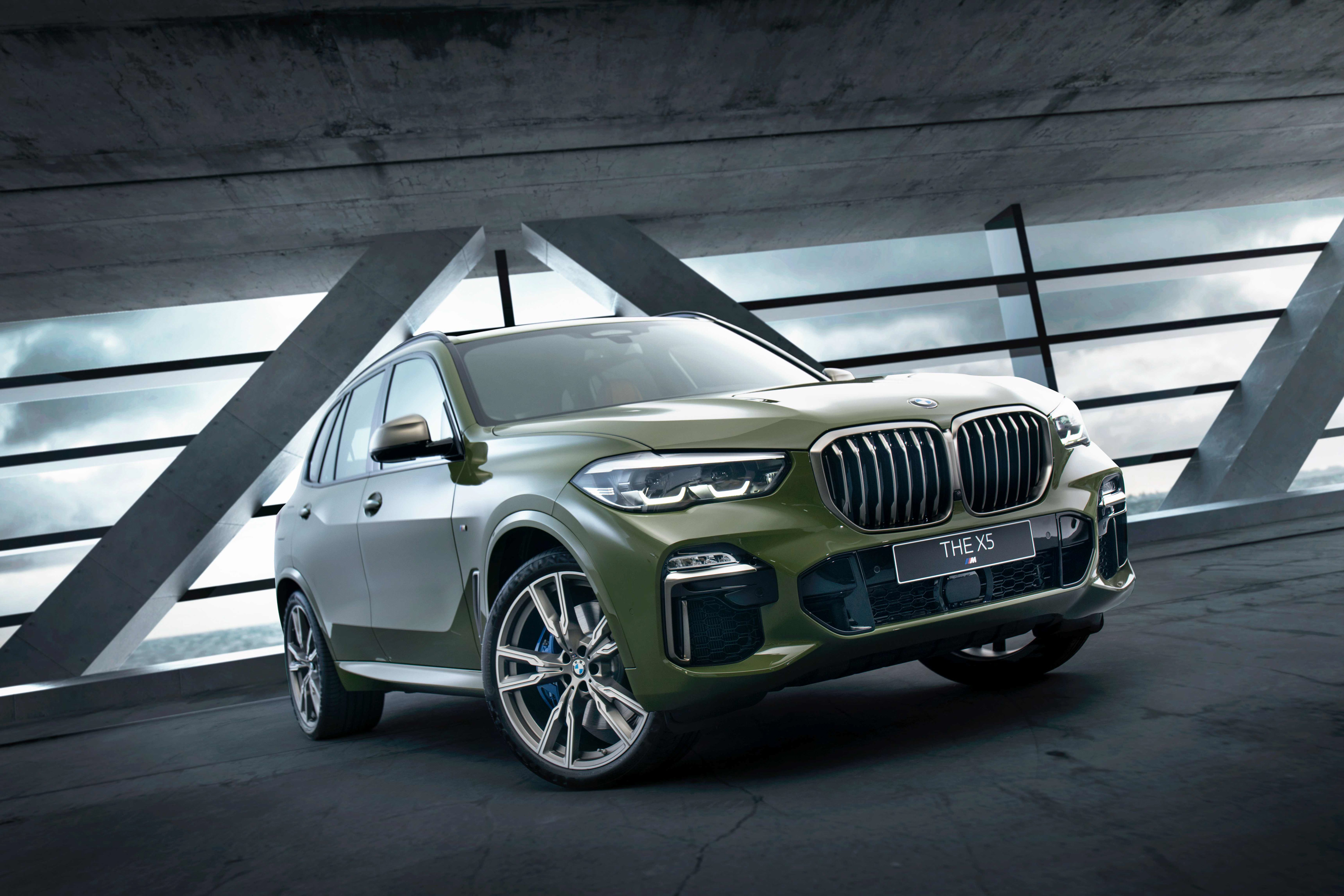 全新 BMW X5 M50i Individual Edition 外觀搭配 Urban Green 特殊車色。