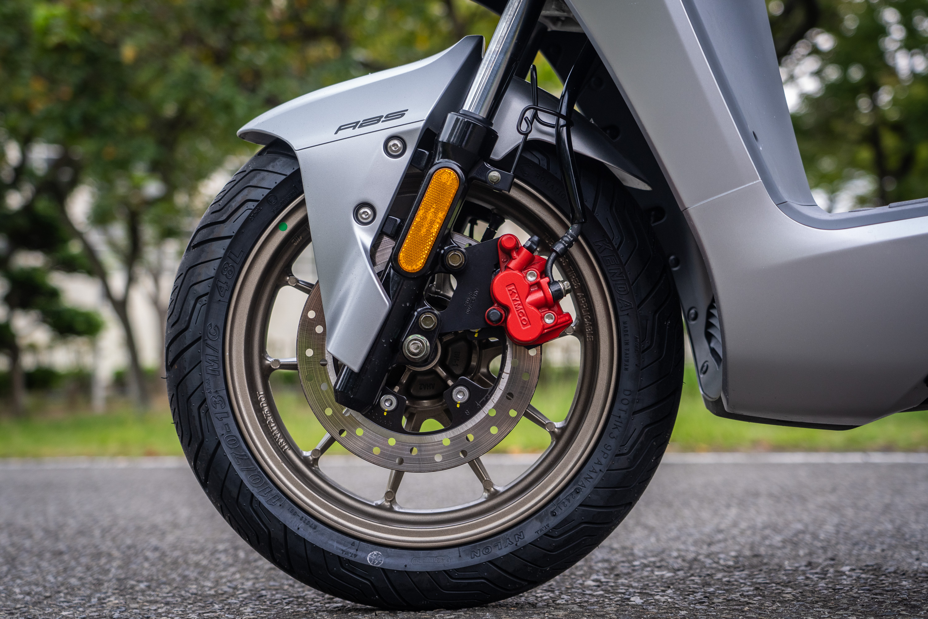 前輪尺碼為 110/70-13,配置單向雙活塞煞車卡鉗。