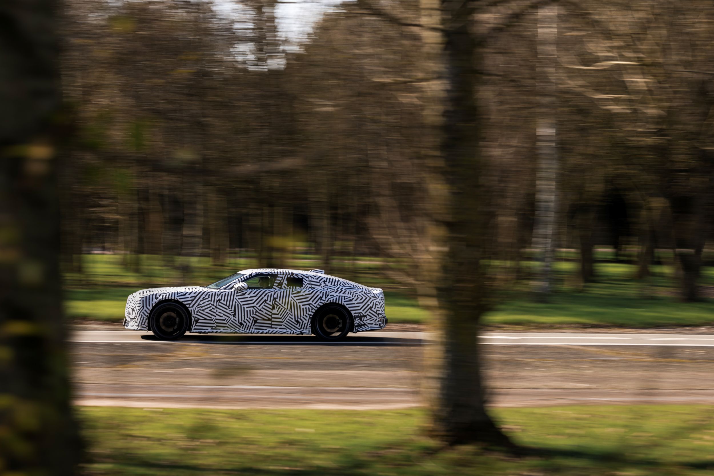 純電 Jaguar 完美揉合熱情的駕馭樂趣與沉穩舒適的駕駛體驗，展現兼容多面向的獨特性格。