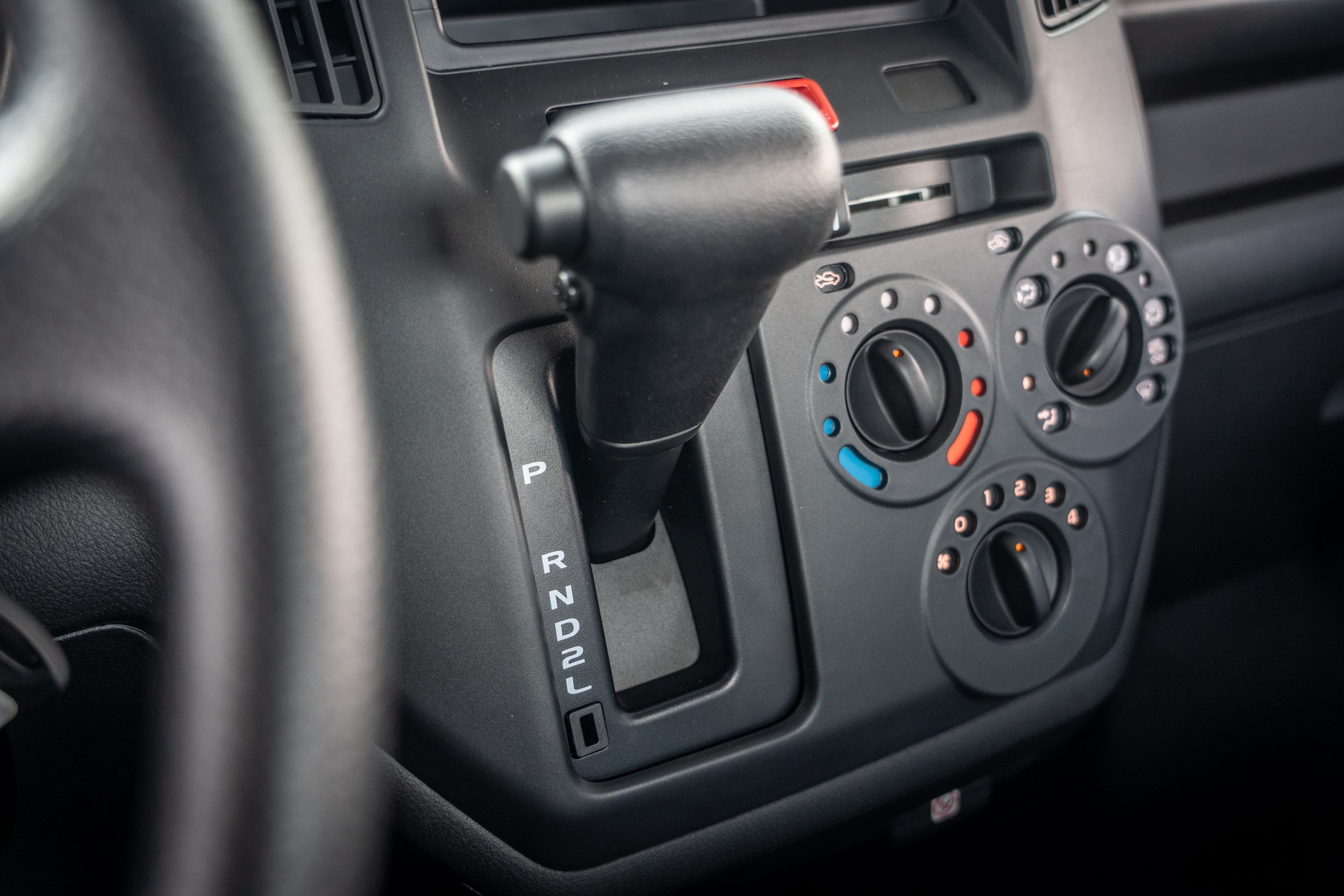 懸浮式排檔座設計,為下方騰出許多空間。