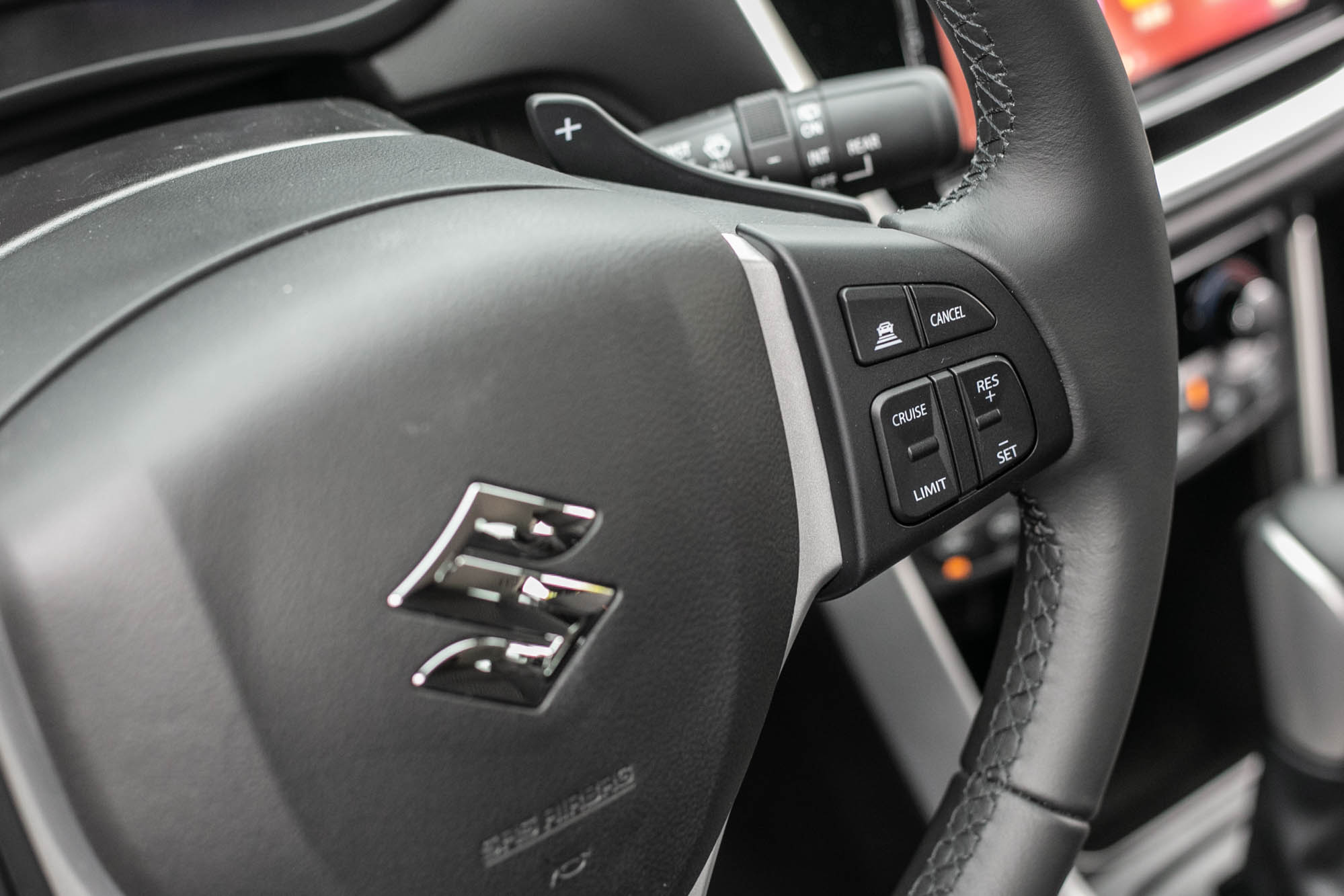 ACC 主動式車距巡航控制系統操作介面設置於方向盤左側。