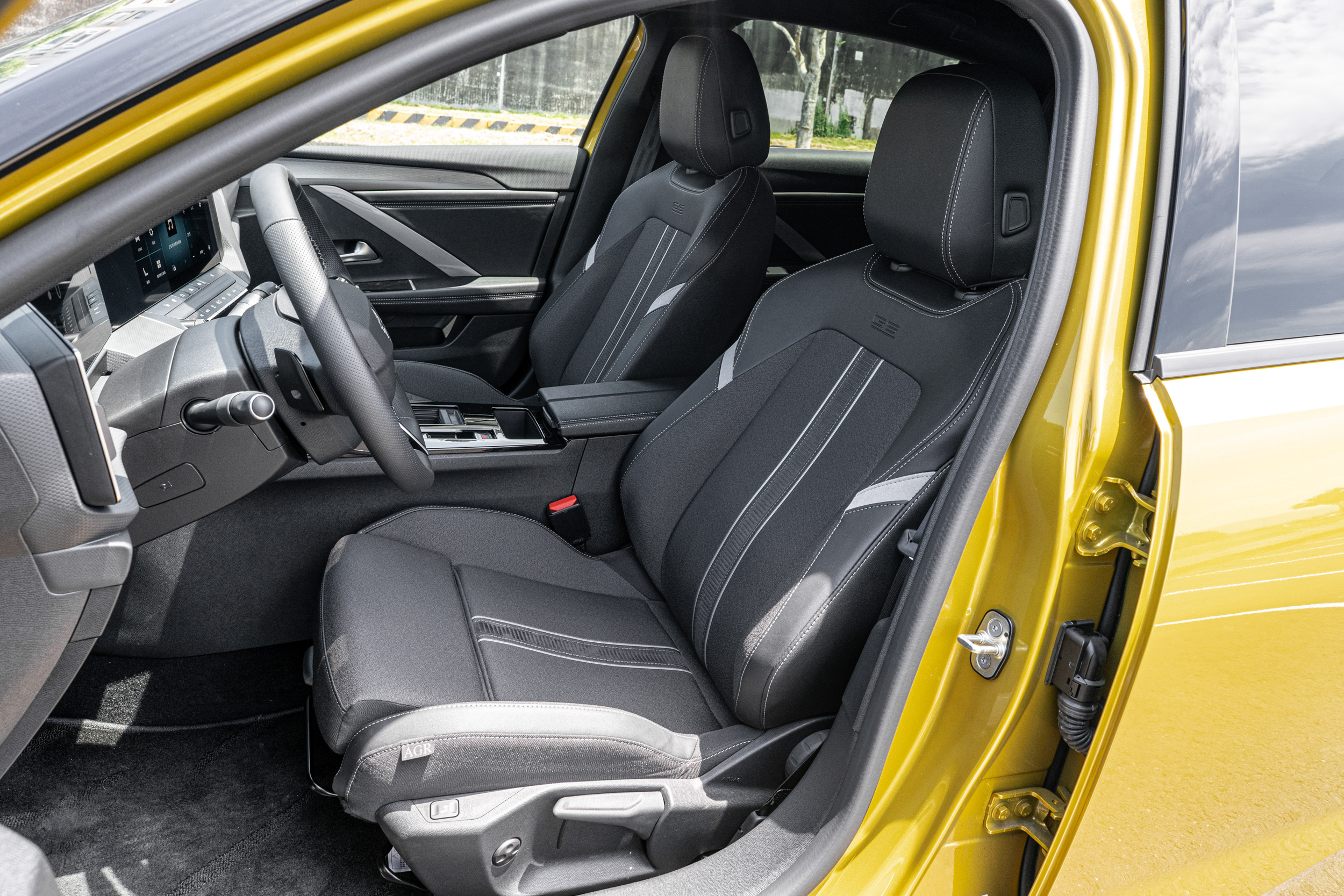 GS 專屬的皮革、織布混搭座椅,總體表現不俗。