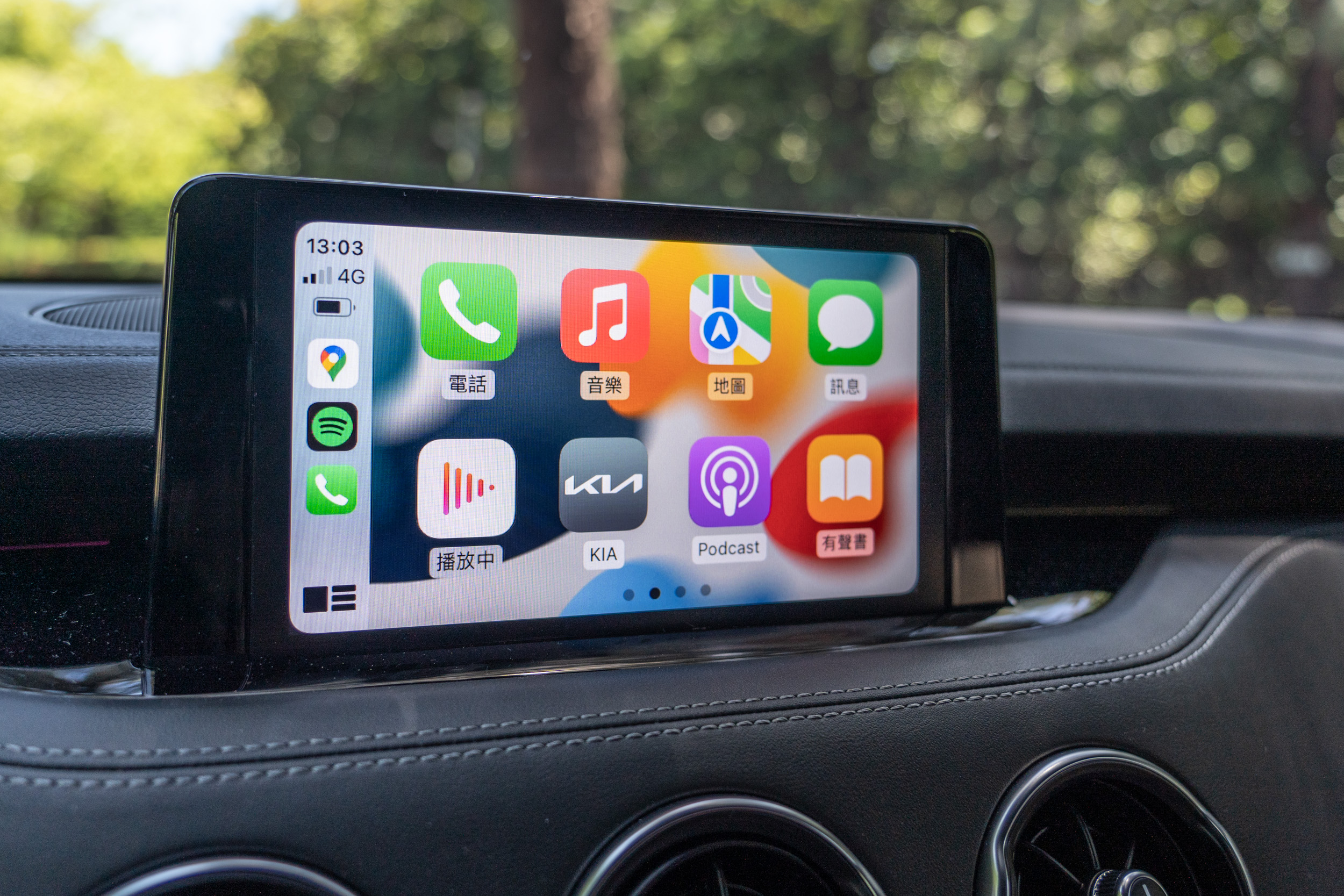 車系標配 8 吋懸浮式觸控螢幕，支援無線 Apple CarPlay 與 Android Auto 手機連接功能。