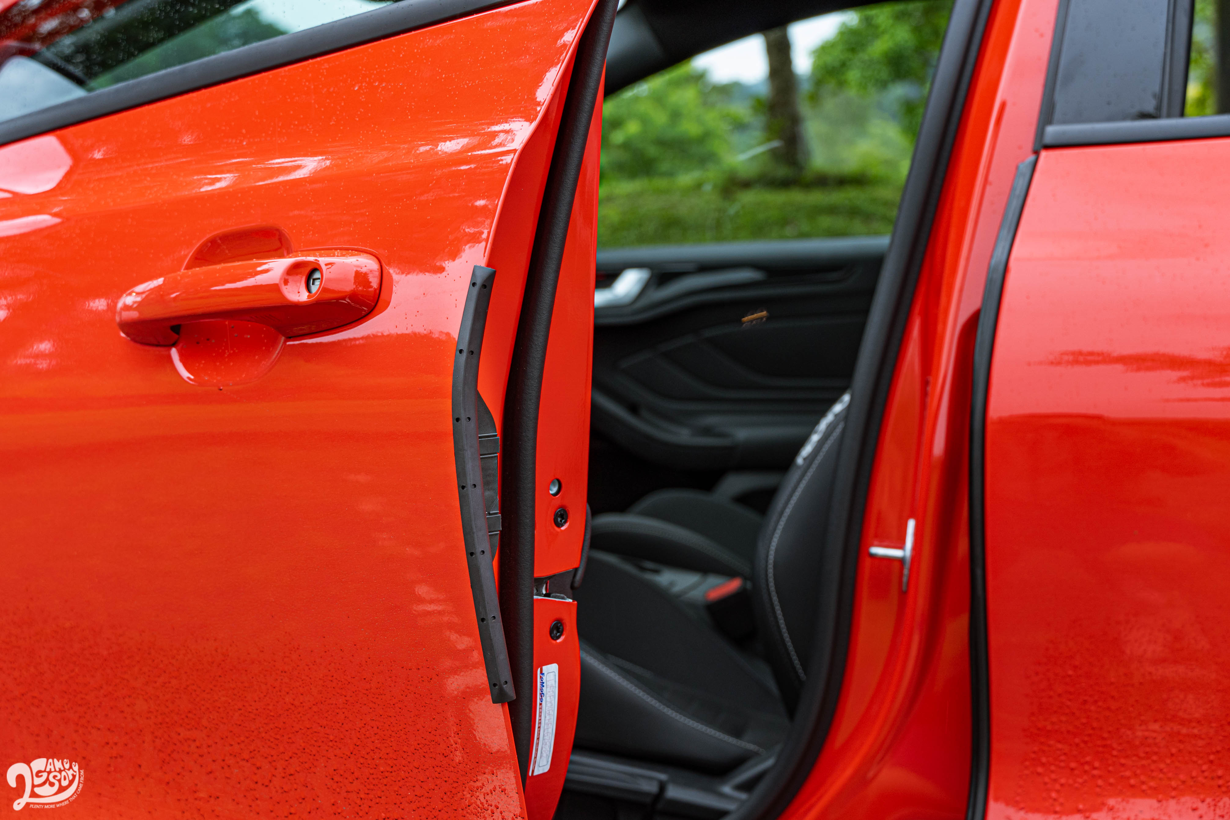 四門伸縮型防護邊條是 ST 車系獨特的小巧思。